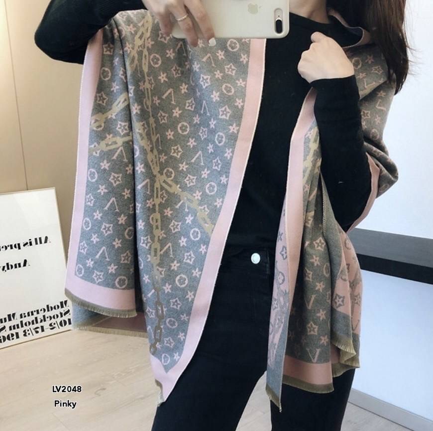 พร้อมส่ง LV2048 ผ้าคลุมไหล่ LV2048 งานนำเข้าแบรนด์LV รุ่นนี้เป็นผ้ามันวาว เด่นมาก ไฮโซตามแบรนด์เค้าเลย ผ้าไม่หนามาก อุ่นเหมือนผ้าห่ม เป็น accessories ได้ทั้งหน้าร้อน และหน้าหนาว