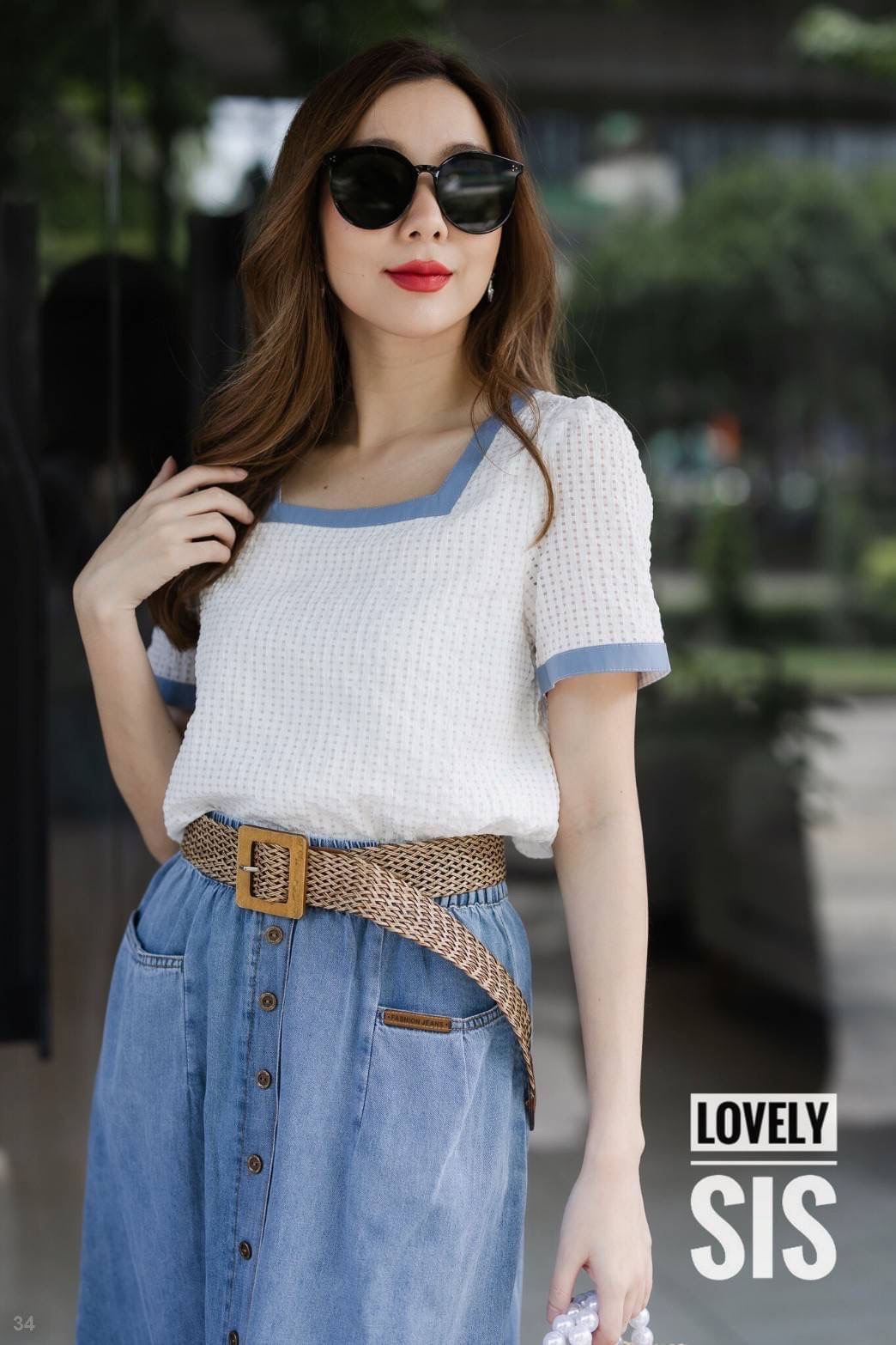 ❤️🔥lovely sis❤️🔥 ชุด Set 3 ชิ้น เสื้อสีขาวงานผ้ามีทำ texture เป็นลายสี่เหลี่ยมมีซับในแต่งกุ๊นคอแขนด้วยผ้ายีนส์ฟอก มาพร้อมกระโปรงยีนส์เอวสม็อคยางยืดแต่งกระดุมหลอกเรียงด้านหน้า มีกระเป๋าสองข้าง และเข็มขัดสายแยกชิ้น งานสวยใส่ออก