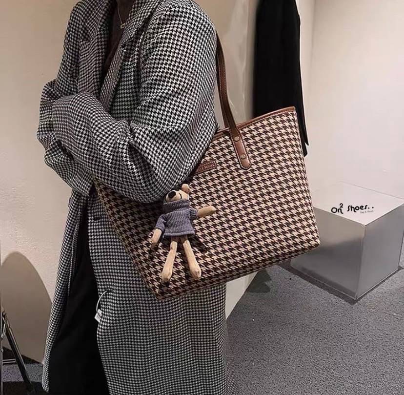 กระเป๋าสะพายแฟชั่นทรงชอปปิ้ง หนังลายชิโนริ ใบใหญ่จุของได้เยอะเลย มาพร้อมพวงกุญแจหนูพร้อมส่งน้า