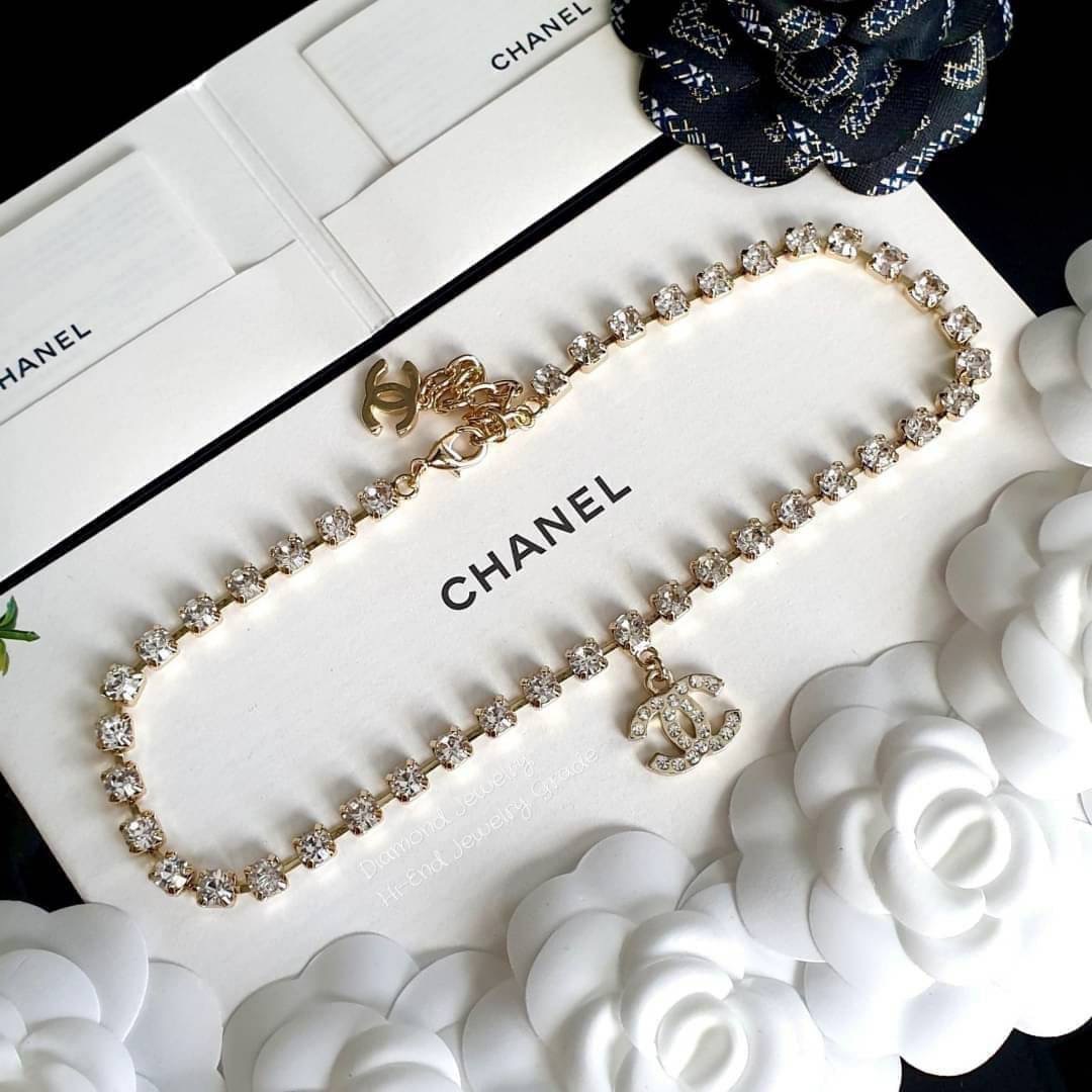 Super Hi-End Quality !!!! ((งาน 1:1 เหมือนในช็อปมากที่สุดในท้องตลาด)) Chanel Necklace สร้อยคอชาแนลงาน 1:1 เหมือนของแท้เป๊ะๆค่ะ ชนช็อป คอลล่าสุด รับรองงานสวยมากกกกก ดูหรู ดูผู้ดีสุดๆ งานดีคุณภาพดีมากๆมากๆคะรับประกันความพอใจเลยค่ะ ตัวเรือนสีทอง ไฮโซมากค่ะ ค