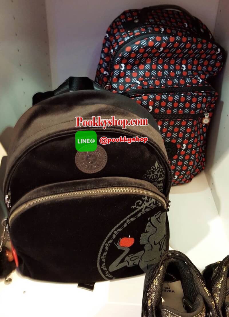Don’t Miss! Kipling Disney’s Snow White Paola Satin Backpack กระเป๋าสะพายเป้รุ่นหายาก Limited Edition วัสดุ Velvet+Polyester 100% กำมะหยี่สีดำด้านหน้าลายสโนว์ไวท์ลิขสิทธิ์แท้จาก Disney น้ำหนักเบา เปิดปิดด้วยซิปสะดวกใช้หัวซิปแบรนด์สวยดูดี มีช่องซิปด้านหน้า