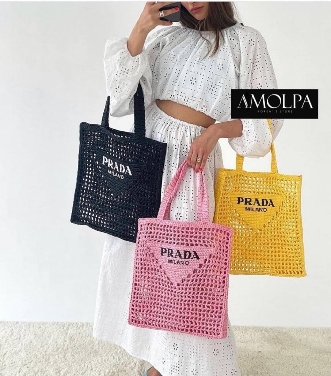 รอบ 2 มาค๊า ใครไม่มีไม่ได้ล๊าววววน๊า เก็บทุกสียังไม่ผิดหวังงงน๊า PRADA RAFFIA TOTE BAG…… ❤️NEW ACCESSORIES BY AMOLPA❤️ BRAND : PRADA Detail - มาต่อที่ ACCESSORIES PRADA RAFFIA TOTE BAG ปังมากกก!!! Prada เอาใจสาวๆ สายแฟ…. งานให้ฟิลล์ลิ่งแฮนด์
