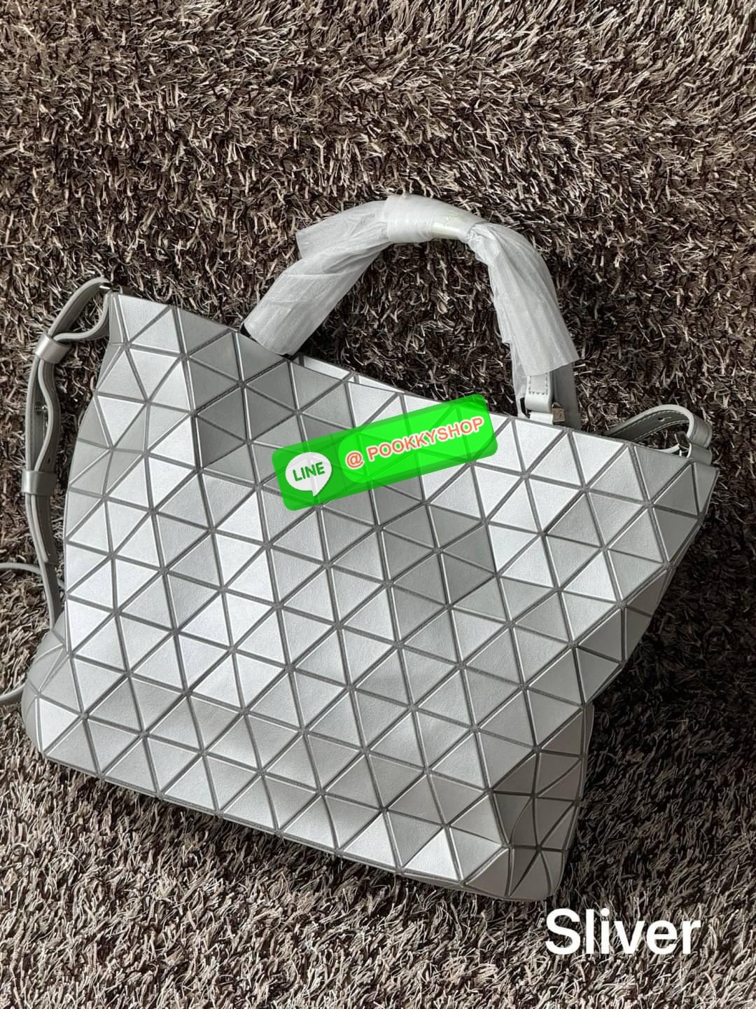 Large Bao Bao Issey Miyake crystal Matte large tote bag เป็นกระเป๋าทรงโท้ทที่มีความพิเศษด้วยการออกแบบแผ่นสามเหลี่ยมแบบใหม่จัดเรียงต่อกันในแนวตั้งเสริมกระเป๋าให้ดูหรูหรา ทันสมัย และดูมีเอกลักษณ์เป็นของตัวเอง อีกทั้งยังมีโครงสร้างฐานตาข่าย นอกจากช่วยให้กระเ