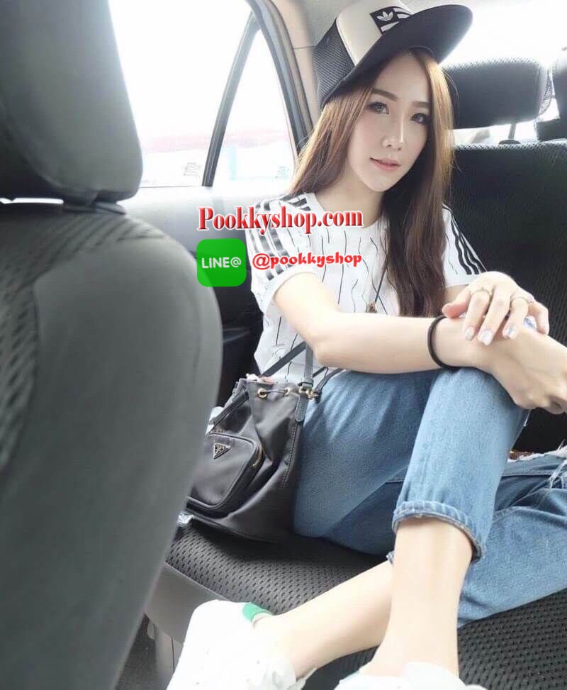 Restock รุ่นยอดนิยม! PRADA DRAWSTRING BAG WITH STRAP VIP GIFT WITH PURCHASE พรีเมี่ยมกิ้ฟจากต่างประเทศรุ่น Limited edition วัสดุ Nylon คุณภาพดีตามแบบฉบับแบรนด์ ด้านหน้าประดับโลโก้ เปิดปิดแบบหูรูด Drawstring มาพร้อมสายสะพายให้ถึง2แบบ ทั้งสายสั้นและสายยาวปร