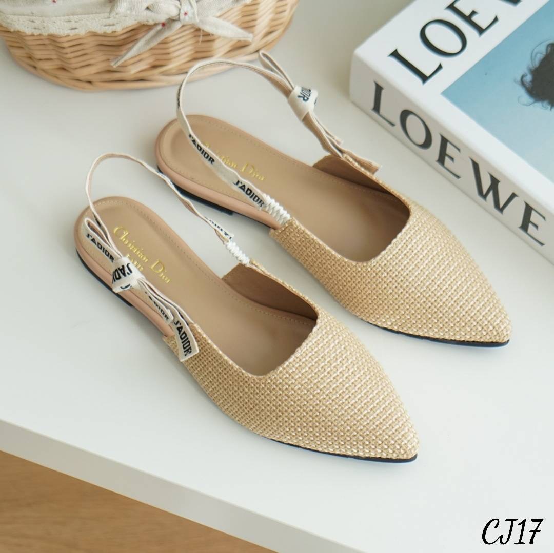 พร้อมส่ง รองเท้า D io r ตัวใหม่ ทรงสวมปิดหัวส้นแบน สายรัดส้นเป็นริบบิ้น งานปักโลโก้ วัสดุทำจากผ้ากระสอบซับหนังนิ่มด้านใน งานสวยมากค่ะ น่ารัก สุดๆ สีสวย พื้นปั้มแบรนด์