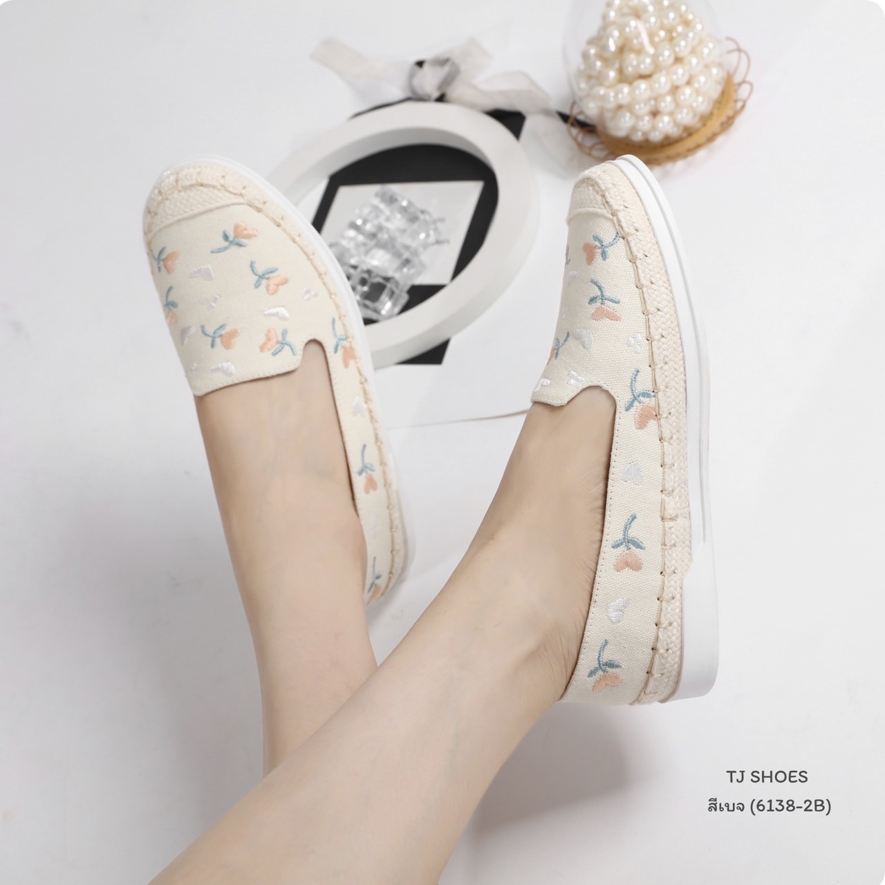 พร้อมส่งแบบใหม่มาแรง รุ่นนี้เป็นงานสั่งทำพิเศษ คุณภาพดีมากๆ - ผ้ารุ่นนี้นิ่ม นิ่มมากนิ่มสุดๆ - พื้นบุนวมนิ่มใส่นุ่มสบายมาก น้ำหนักเบา - ใส่นุ่มเดินทั้งวันได้สบายมากๆ - สวยใส่ง่าย แมทได้กับทุกชุด ใส่ได้ตลอดไม่ตกเทรนด์ - ส้นเกรดพรีเมี่ยมกันลื่นอย่างดี