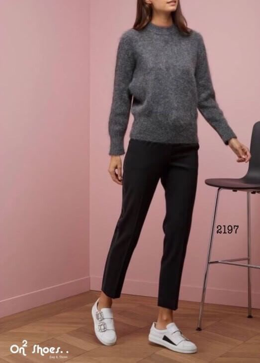 Roger vivier viv shoes รุ่นนี้ Sneaky Viv’ Double Strass Buckle นับเป็นรุ่นยอดนิยมอีกรุ่น จะแตกต่างตรงที่มีบัคเคิล คริสตัล สองอัน แต่ยังคงความคลาสสิก เรียบหรูดูดี หากเป็นคุณที่หยิบมาใส่ก็ทำให้คอมพลีทลุคในวันสบายๆ ได้อย่างดีเลย มีความพิเศษตรงที่เพิ่มบัคเคิ