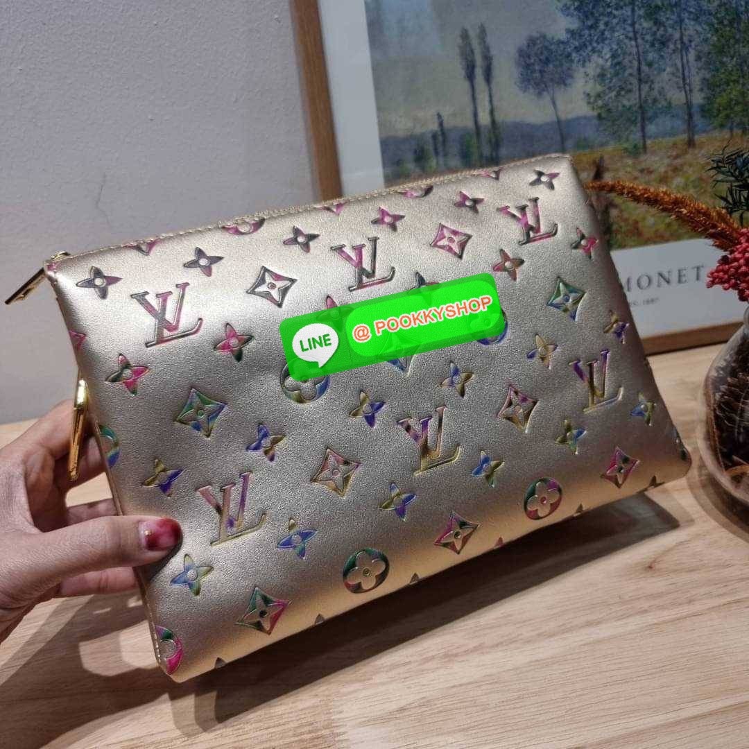 NEW IN!! LV HANDLE POUCH MONOGRAM LIMITED EDITION กระเป๋าสะพายกึ่งคลัชท์ สุดล้ำ ดีไซน์ใหม่ สีลิมิเต็ด ล่าสุดจากเคาน์เตอร์ duty free มาแรงมาก ด้วยความสวยปังตั้งแต่แรกเห็น วัสดุหนังแกะปั๊มลายสวย มาพร้อมสาย 2 เส้น เชิดๆสับๆ มีสายโซ่ที่มีดีเทลละเอียดไม่ซ้ำ แล