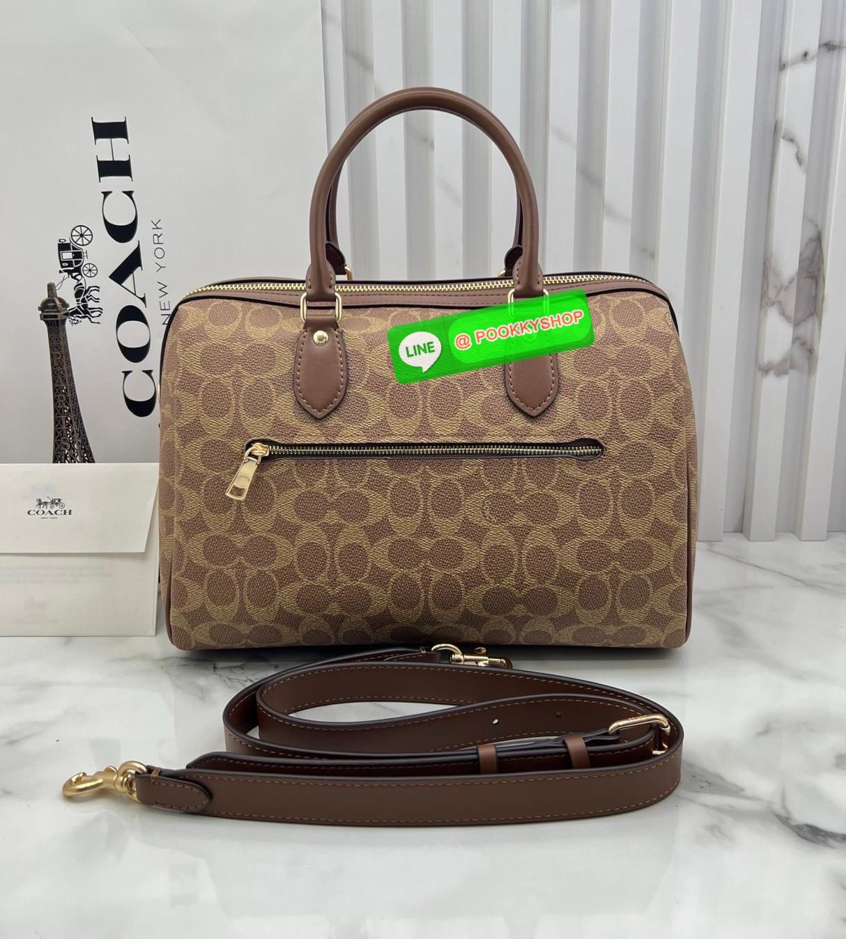 COACH ROWAN SATCHEL IN SIGNATURE CANVAS จุดเด่นของกระเป๋าทรงsatchel bag คือรูปทรงของกระเป๋าดูแข็งแรง มั่นคง ไม่เสียทรงง่าย มาพร้อมหูหิ้วที่ด้านบนของกระเป๋า ลายแคนวาสที่เป็นซิกเนเจอร์แบบเอกลักษณ์ ช่องใช้งานทุ้งภายในและภายนอก นอกจากนี้ กระเป๋าประเภทนี้ยังมี