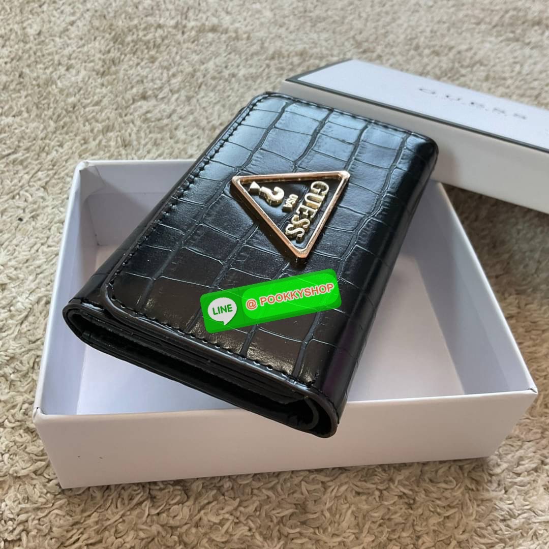 รุ่นใหม่ล่าสุด! GUESS SHORT WALLET กระเป๋าสตางค์ใบสั้นสองตอน วัสดุตัวหนังลายสวยหรูพิมพ์ลายทั้งใบ เปิดปิดด้วยกระดุม ด้านในบุผ้าปั้มแบรนด์มีช่องใส่รูป และใส่บัตรได้อีกหลายช่อง มาพร้อมช่องใส่ธนบัตรหนึ่งช่อง สวยคุ้ม สไตล์มินิ สำหรับคนไม่ชอบพกเงินเยอะ แนะนำใบน