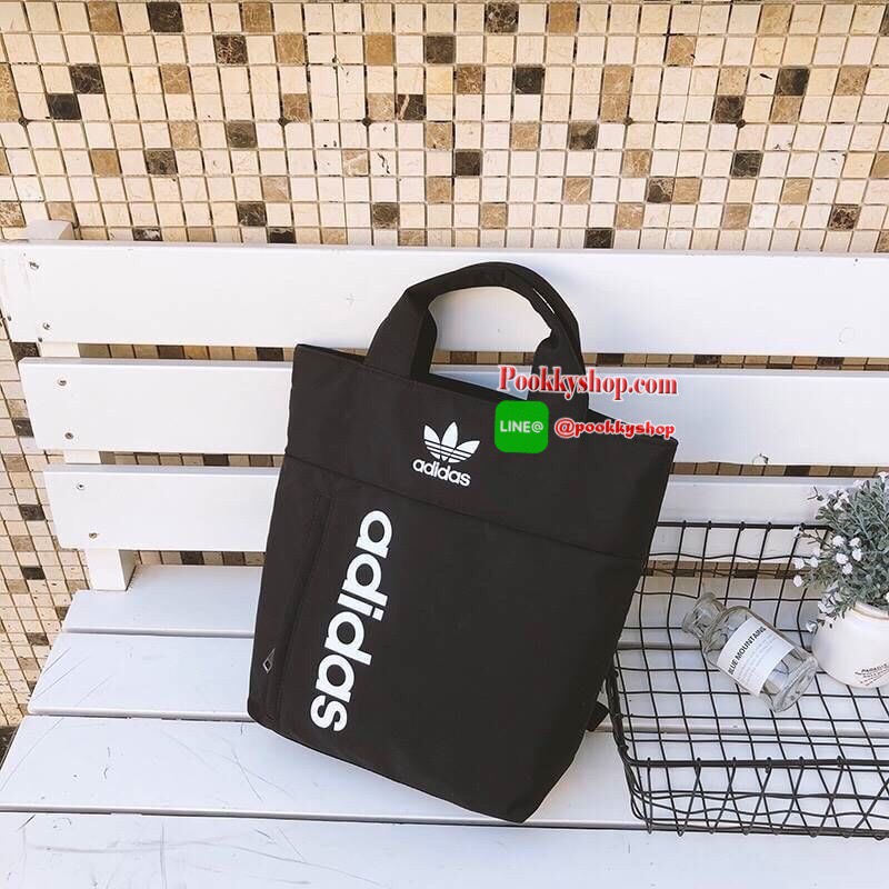 Adidas Handbag & Backpack กระเป๋าเป้ใช้ได้ทั้งชายหญิง ขนาดกำลังดี น้ำหนักเบา ด้านหน้าสกรีนโลโก้แบรนด์ เปิดปิดด้วยซิปสะดวกใช้ หูจับถนัดมือ สายสะพายยาวเลื่อนปรับได้ตามต้องการด้านหน้ามีช่องซิปเก็บของหยิบใช้ง่าย ภายในมีช่องซิปแยกเก็บของ ช่องหลักสามารถใส่ Note
