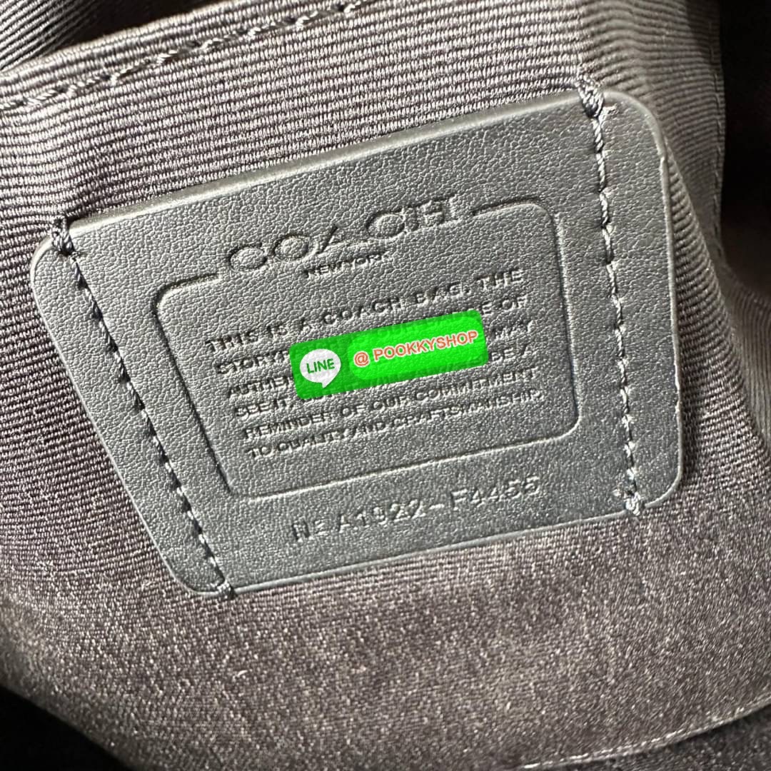Coach 4455 ZIP TOP TOTE IN SIGNATURE CANVAS กระเป๋าสะพายไหล่ทรง Tote เปิด-ปิดกระเป๋าด้วยซิป ป้องกันของตกหล่น ภายในกว้างใส่สัมภาระได้เยอะ มีช่องเล็กใส่ของจุกจิก วัสดุแคนวาส หูจับหนังแท้ ถือไปเที่ยว ไปทำงาน สะดวกเลยค้า