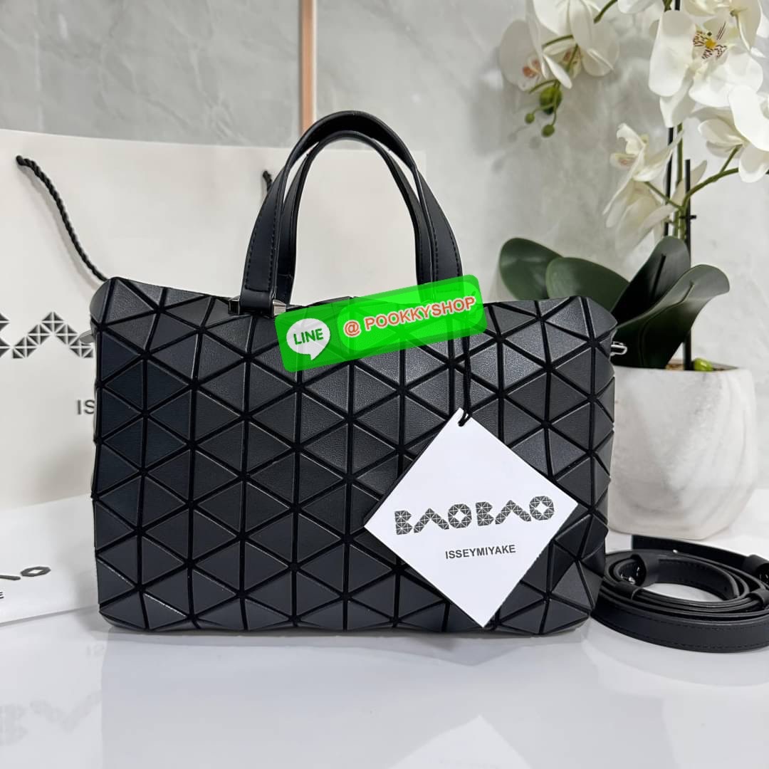 Bao Bao issey Miyake Tonneau Small Matte Bao Bao Issey Miyake รุ่น TONNEAU (ทอนโนะ) กระเป๋าทรง Boston Bag ที่โดดเด่นด้วยลายแพทเทิร์น 3 เหลี่ยมด้านเท่าเรียงต่อกัน ทำให้กระเป๋าใบนี้มีความโดดเด่นทั้งในเรื่องของดีไซน์ที่ทันสมัย และการใช้งานที่ครบทุกฟังก์ชั่น