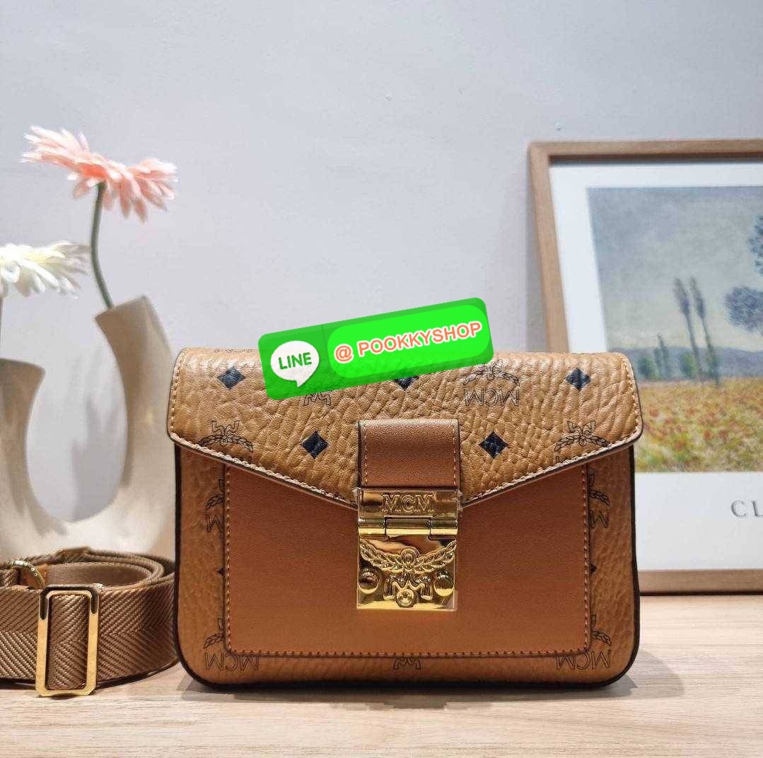 MCM SMALL MILLIE CROSSBODY IN VISETOAS กลับมาแน่นๆกับไอเท็มสุดฮิต!! ดาราเซเลปใช้กันเพียบ กระเป๋าสะพายข้าง ดีไซน์กึ่งสปอร์ต แต่แฝงความหรูในตัว ใช้งานง่ายด้วยขนาดที่พอเหมาะ และสายสะพายสปอร์ตที่สะพายคาดได้สะดวก จะสะพายข้าง สะพายแบบคาดอก ก็ดูดีไปหมด เปิด-ปิดด