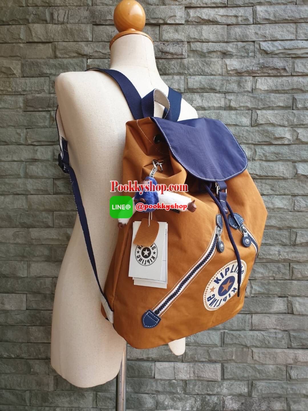New Arrival Mochila Kipling Fundamental Active Tan Bl-Unico รุ่น K01374 Update แฟชั่นอย่างไม่สิ้นสุดด้วยกระเป๋าสะพาย จากแบรนด์ KIPLING มาพร้อมกับดีไซน์เก๋ สวยงาม โดเด่นเป็นเอกลักษณ์เฉพาะตัว ขนาดกำลังดี ผลิตจากวัสดุ Polyamide คุณภาพดี กันน้ำ แข็งแรง ทนทานต