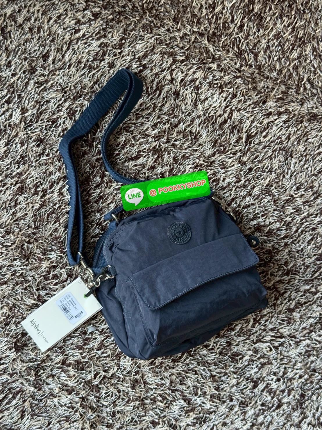 Kipling Candy 3 Ways กระเป๋าสไตล์มินิมอลล์ น้ำหนักเบาทำหลายสไตล์ ทั้งในแบบถือ สะพายพาดลำตัว หรือจะเป็นเป้ขนาดเล็กก็ได้ มีช่องซิปจัดระเบียบสิ่งของหลายช่อง ใส่สิ่งของจำเป็นได้ครบครัน