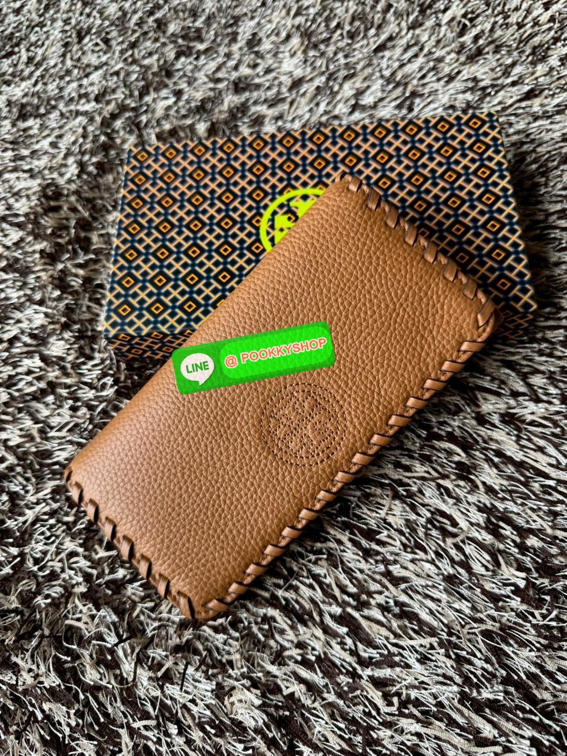 Tory Burch Marion Long wallet กระเป๋าสตางค์ยาวใบนี้ใส่การ์ดได้ถึง12ใบเลยทีเดียว มีช่องอเนกประสงค์และช่องใส่ธนบัตรหลายช่อง หยิบจับง่าย เปิดปิดด้วยกระดุมสแนป วัสดุหนังวัวแท้100% ดีเทลแต่งขอบกระเป๋าด้านหน้าแบบถัก โลโก้อยู่กึ่งกลางอันเป็นสัญลักษณ์