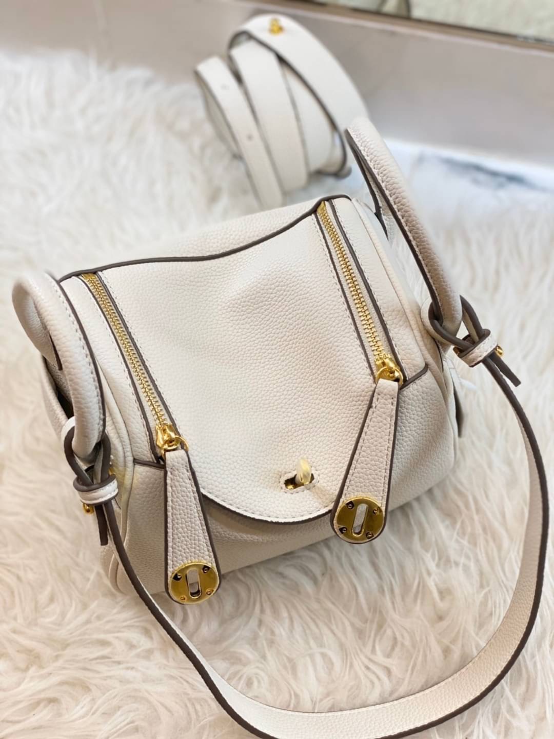 กลับมาเเล้วค่า Lindy 20cm หนัง PU premium ที่ลูกค้าถามกันมาเยอะมากกก รอบนี้หนังสวยมากๆๆ สายสะพายแบบเรียบหรู มีห่วงรัดสายสองข้าง มี 2 สายนะคะ มีซิลิโคนปิดลูกบิดกันรอย งานเนี้ยบสุด ยิ่งใช้ยิ่งนิ่มมม กระเป๋าทรงสวยนุ่ม Flexible มากๆ จุของได้ทุกสิ่ง จะใช้ไปทำง