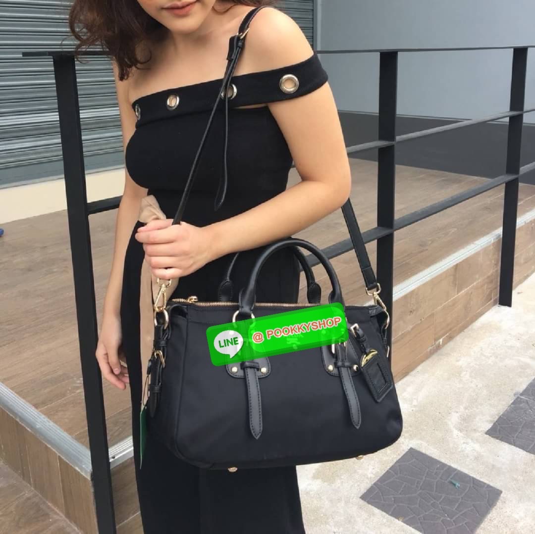 รุ่นยอดฮิต !!! ปังปุริเย่ 🎉🎉 กระเป๋าทรง HANDBAG จากงานพรีเมี่ยมกิ้ฟ จากเคาเตอร์ต่างประเทศ มาแล้วค่า กระเป๋าถือทรงหรู จากแบรนด์ PRADA เป็น กระเป๋าผ้าไนล่อน ตกแต่งรอบใบได้ สวยมาก ด้านในมีช่องซิปและช่องใส่ของ เป็นสัดส่วน อะไหล่ทองหรู ขนาดกำลั