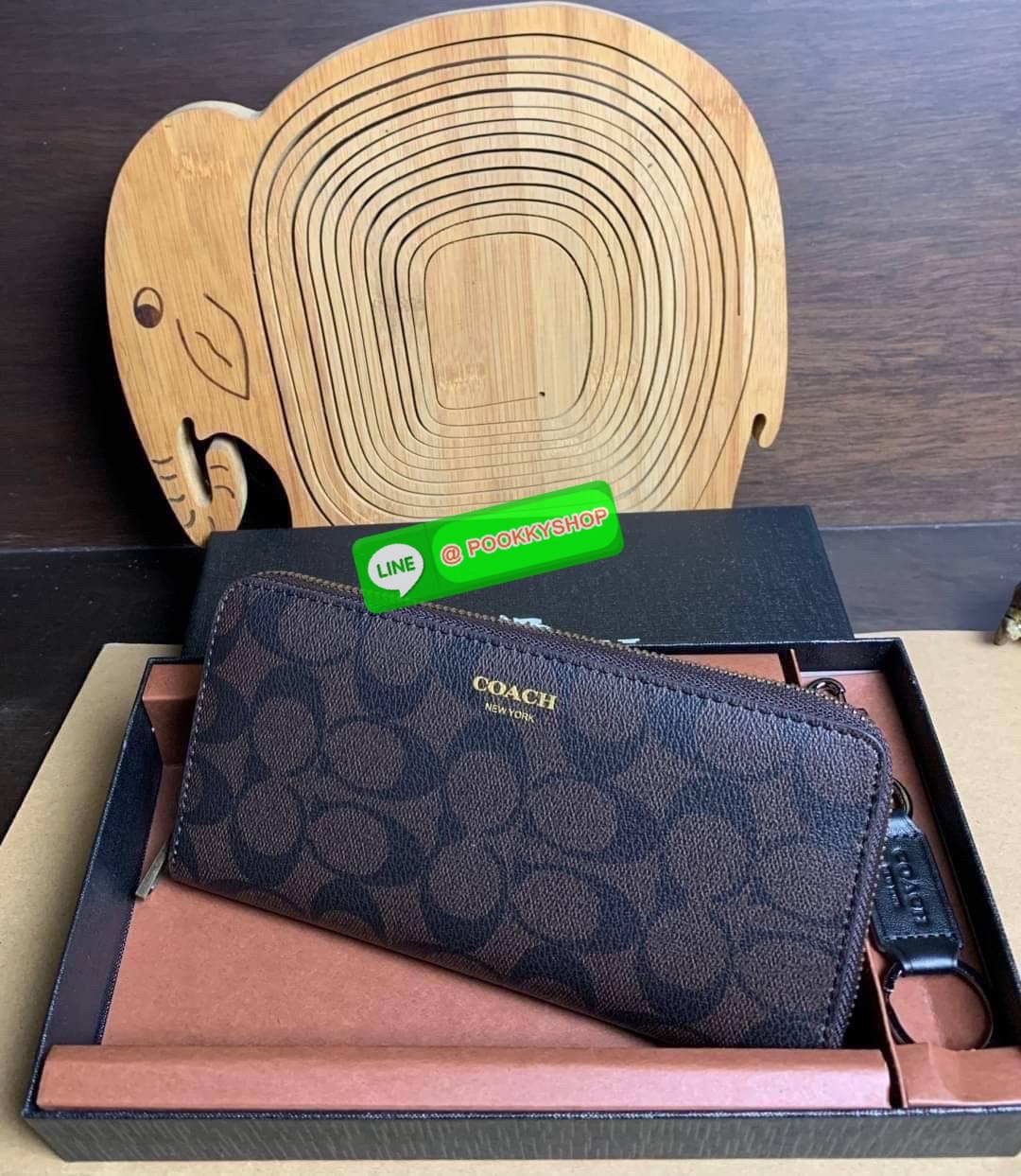 COACH ACCORDION ZIP WALLET IN SIGNATURE CANVAS กระเป๋าสตางค์ใบยาว ซิปรอบ ใช้งานง่าย ด้วยฟังค์ชั้น ด้านใน ใส่บัตรได้จุใจ มีช่องซิปใส่เหรียญตรงกลาง โดนใจหลายๆคนไปเรียบร้อยและคลาสสิค เรียบหรูดูแพงตลอดกาล ยกให้รุ่นนี้เลย