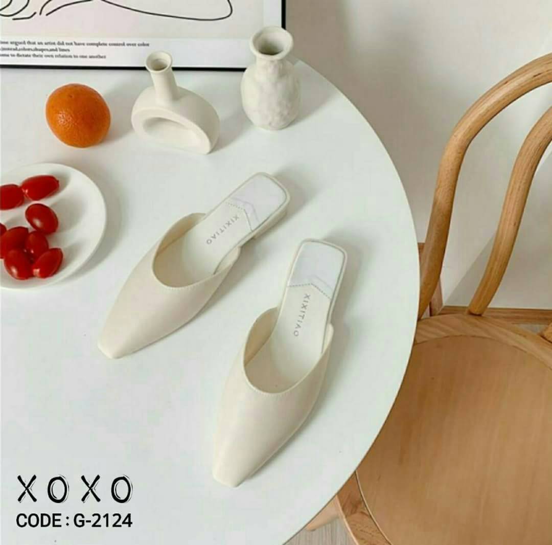 สินค้าพร้อมส่ง งานอย่างดี พร้อมกล่อง แตะสวม ใส่สบาย น้ำหนักเบา โดนน้ำได้ ด้านหน้าเชฟไล่วี ใส่แล้วเก็บทรงเท้า ดูขาเรียวยาว สีพสาเทล แมทส์ชุดง่าย มีส้นเล็กน้อยกำลังใส่สบาย วัสดุ PVC