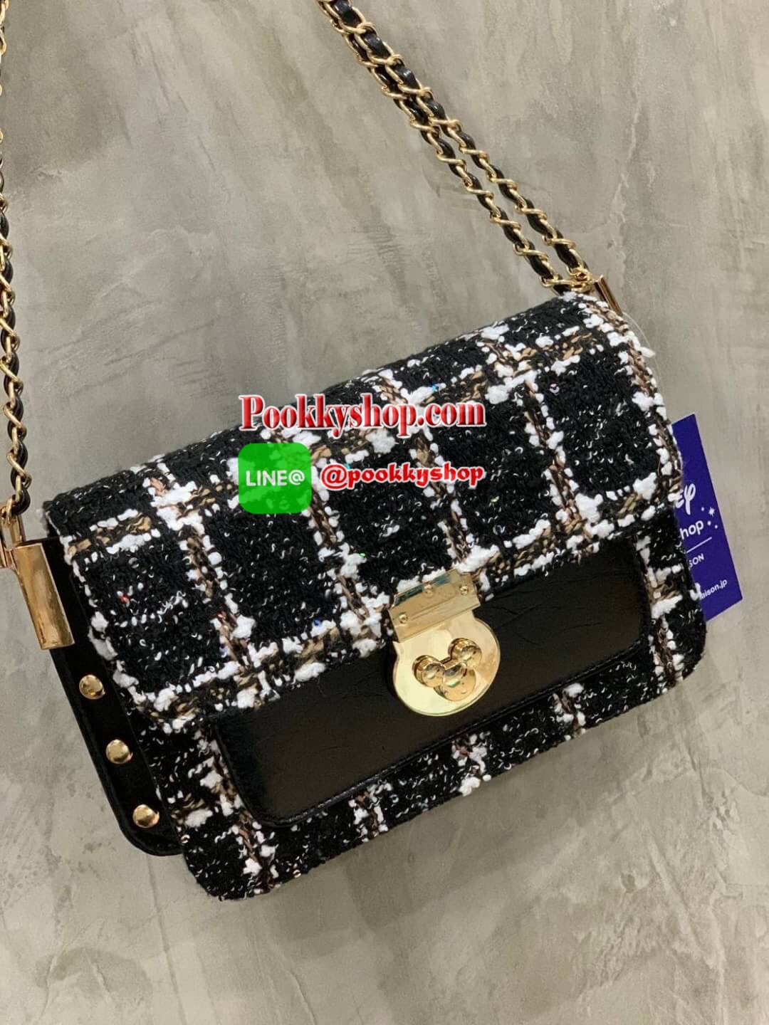 Mickey Mouse STUD DETAIL PUSH LOCK BAG กระเป๋าสะพายข้างรุ่นใหม่สไตล์คลาสสิค สะพายได้หลายแบบหลายลุคช์ สายสะพายโซ่ร้อยหนังแบบคู่ มีหนังรองบ่าไม่เจ็บไหล่ เปิดปิดด้วยสัญลักษณ์หัวมิคกี้แบบหมุนดูมีดีเทล ภายในแยกเป็น2ช่อง มีช่องซิปแยกและช่องเสียบบัตร ด้านข้างประ