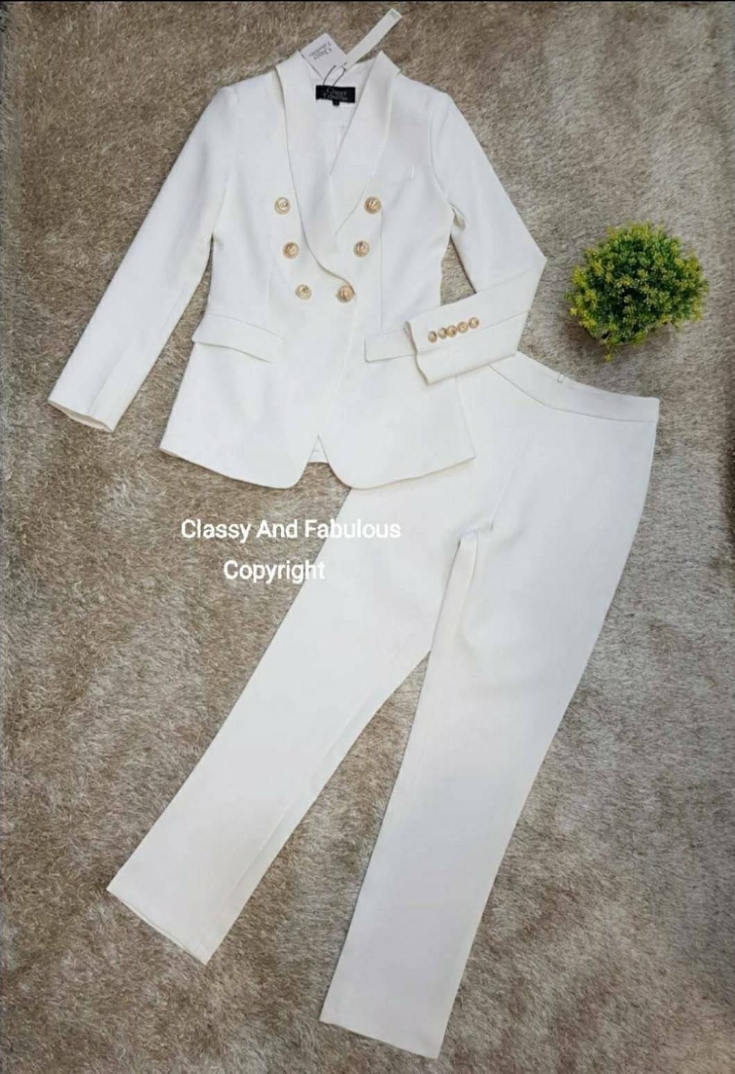 เสื้อสูท กางเกงขายาว เสื้อคอสูท ผ้าเรียบกระดุมทอง6เม็ด ปลายแขนก็ติดกระดุมเรียงมีกระเป๋าล้วงได้จิง ทั้ง2ข้าง มาพร้อมกางเกงขายาว ซิปหลัง เนื้อผ้าดีฝุดๆ ใส่แล้วหรูแบบเซเลบ มีความเกร๋ใส่ทำงานก็ได้ หรือใส่ได้ทุกโอกาส สาวๆต้องมีไว้นะคะเพราะผ้าเราดีจริงๆมากไม่ผิ