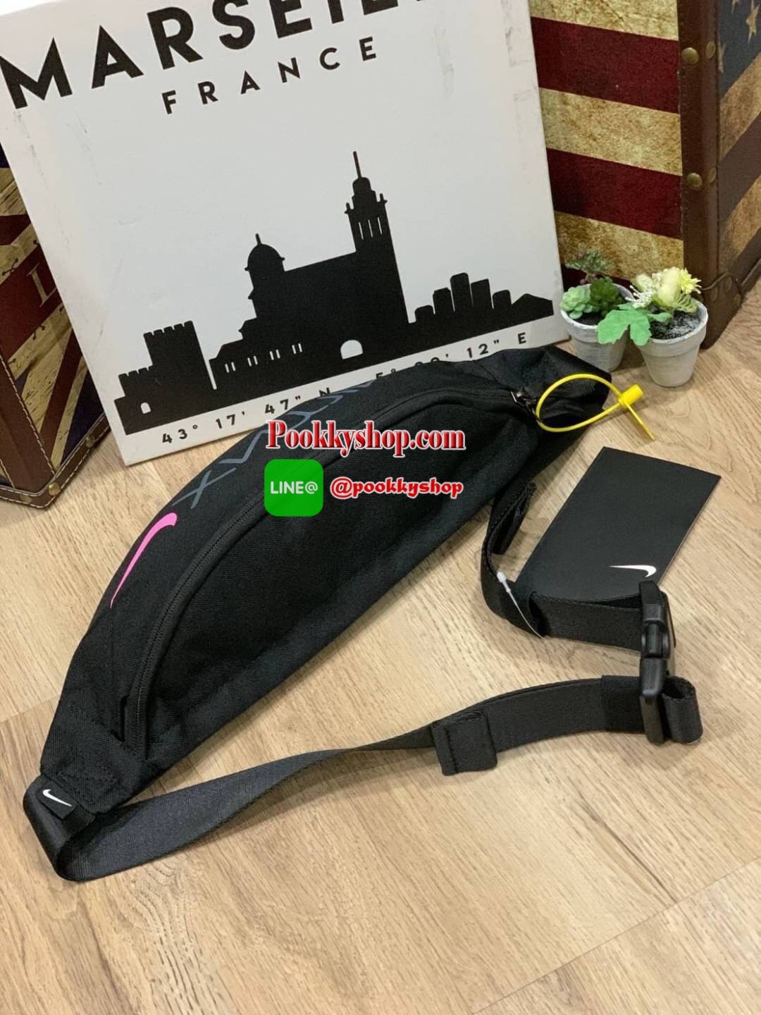 NIKE HERITAGE HIP PACK รุ่น BA6110-011 กระเป๋าทรงคาดเอวและคาดหน้าอกสไตล์สปอร์ต เปิดปิดด้วยซิปคู่ ภายในใส่กระเป๋าสตางค์ยาวได้ ด้านหน้าสกรีนตามลายต่างๆของนักออกแบบชื่อดังสาย มีคาดปรับความยาวได้ฟรีไซส์ น้ำหนักเบา เป็นกระเป๋าที่เปิดกว้างหาของได้ง่าย และใช้ได้