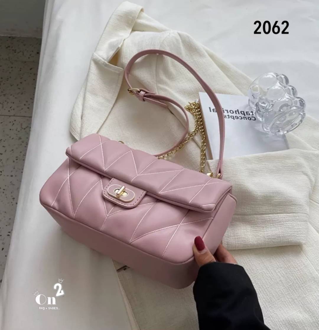 NEW-IN 🤎 หลงรักตั้งแต่แรกเห็นนน สั้นๆ “ของมันต้องมี” งานสไตล์แบรนด์ ขนาดกำลังดี ✔️ใส่คสอ. ✔️ใส่มือถือได้ครบค่า เอาจิงคือ ดีทุกสีสวยหรู ไม่สั่งยังไงไหววว