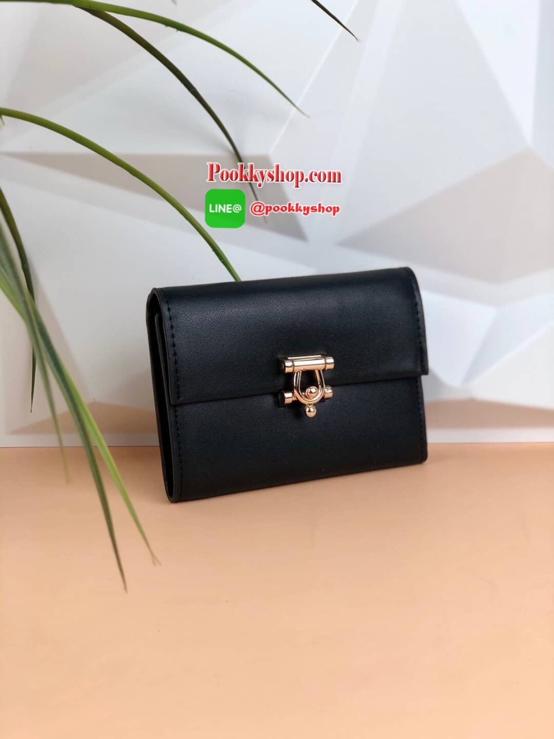 New arrival! Charles & Keith Metal Accent Mini Short Wallet กระเป๋าเงินใบสั้นทรงเก๋ วัสดุด้านหน้าตัวเปิดปิดดีไซน์แปลกตา ด้านในมีช่องซิปใส่เหรียญ ช่องใส่บัตร 6 ช่อง และช่องใส่ธนบัตรตามยาว ใส่แบงค์พันได้ไม่ต้องพับค๊า รุ่นนี้สวยทุกสี เหมาะกับสาวที่ชอบใช้กระเ