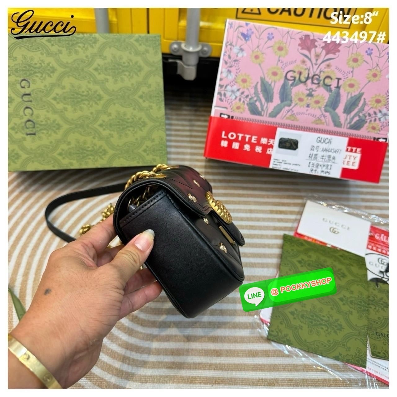 GUCCI GG Marmont Shoulder Bag with monogram-plaque กระเป๋าสะพายรุ่นคลาสสิค ดีไซน์ใหม่ ตกแต่งโลโก้ GG เต็มใบ เพิ่มความลูกคุณลักชูไปอีก สีสวยขับผิว ดูแพง อัพลุคได้สบายๆ เป็นไอเท็มที่ใช้เป็น everyday bag ได้เลย ใบนี้ต้องแนะนำเลยจ้า