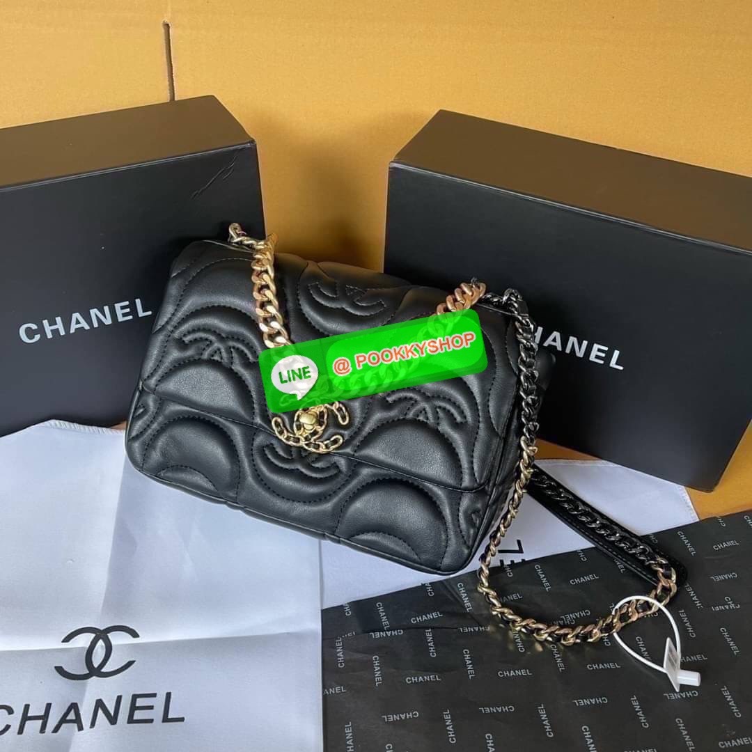 Chanel อเนกประสงค์ รุ่น Limited edition ลายวินเทจแบรนด์ หนังแกะ พร้อมสายยาวโซ่ต่อหนัง น้ำหนักเบา ภายใน มีช่องซิปเปิดปิดด้วยฝาปิดตัวล็อค มีช่องหลัง ใส่กระเป๋าสตางค์ใบยาวได้ค่ะ ตัวจริงสวยมากๆถูกใจรีบจองนะคะ ใส่มือถือได้ทุกรุ่น สะพายเป็นสายคู่ หรือ สะพายยาวไ