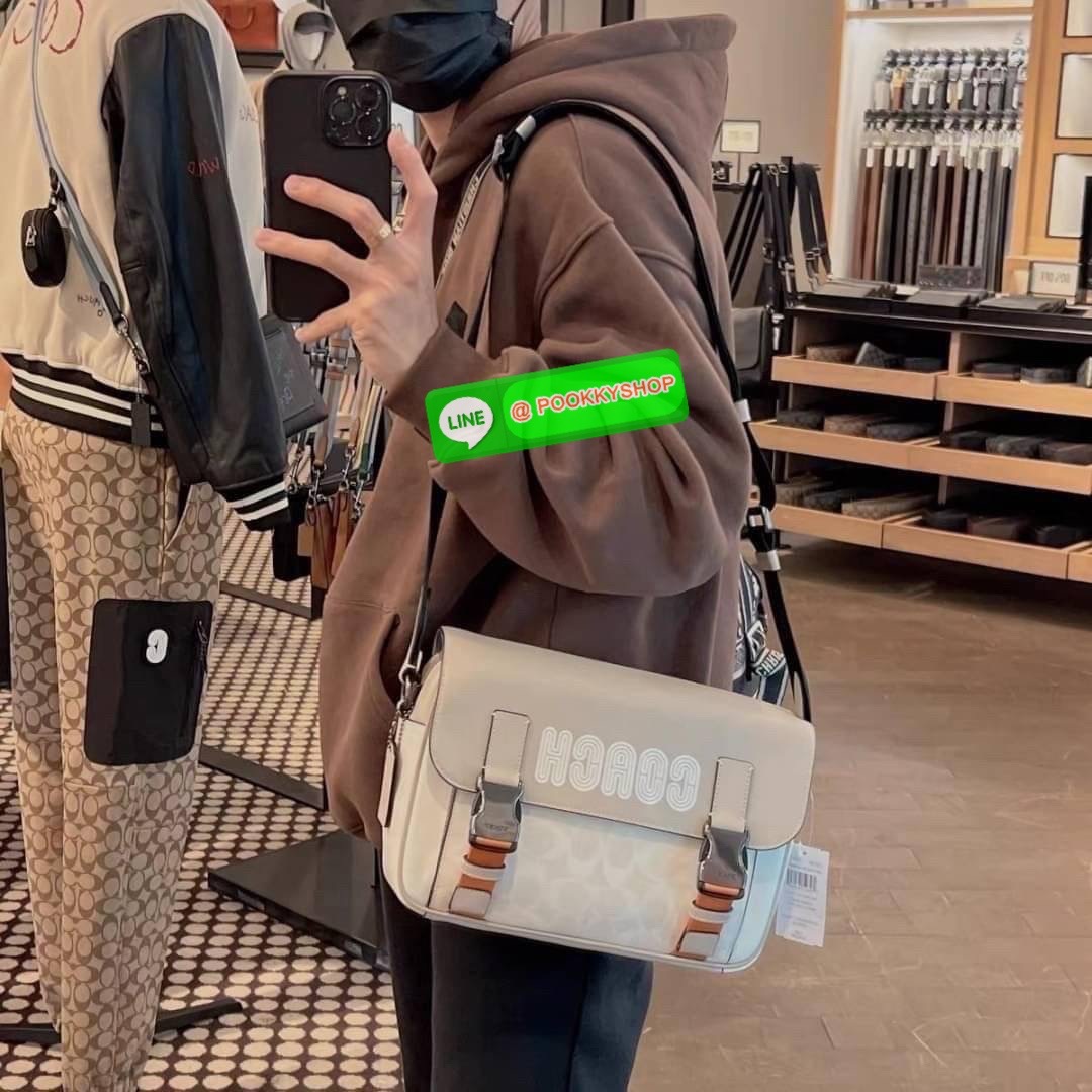 กระเป๋า COACH TRACK CROSSBODY IN COLORBLOCK SIGNATURE CANVAS (COACH C2725) กระเป๋าสะพายใบใหญ่ Unisex ที่เท่ได้ทั้งชายและหญิง วัสดุหนังแท้ หนังนิ่ม สัมผัสมือดีมากๆ เก็บดีเทลด้วยหนังแคนวาสคุณภาพ เนียบคมกริบ อยู่ทรงสวย ขนาดกำลังดี ไม่เล็ก ไม่ใหญ่เกินไป ด้านใ