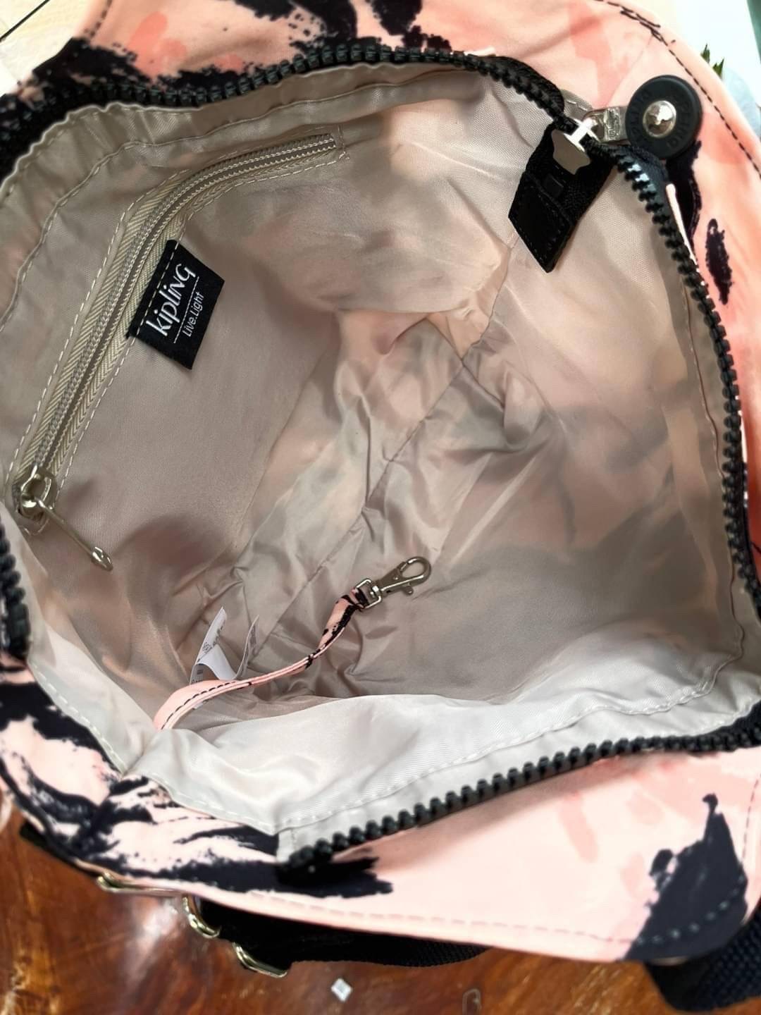 💕 Kipling Nori Small Cross-Body Bag อีกหนึ่งคอลเลคชั่นที่น่าสนใจ ขนาดกำลังพอดี น้ำหนักเบา เปิดปิดด้วยซิปเดียว ภายในใส่มินิไอแพค กระเป๋าสตางค์ หรือของใช้จุกจิกได้เยอะเพิ่มสายสะพายปรับสั้นยาวและถอดออกได้ ประดับด้วยพวงกุญแจลิงเป็นสัญลักษณ์ น่ารักใสๆอ