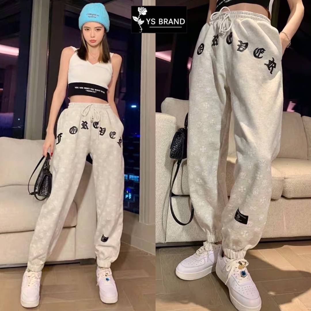 Detail : ใครกำลังมองหากางเกงสวยๆผ้าดีๆไว้ใส่เที่ยว ห้ามพลาดจ้า กางเกงขายาวผ้าเนื้ออย่างดี ผ้าดีมากๆ หนานุ่ม ช่วงเอวยืดมีสายรูดปรับเอวแต่งกระเป๋า2ข้าง เนื้อผ้าสกรีนลายChrome heartทั้งตัว เย็บป้ายChrome heart ปลายขา สวยโดดเด่นมากๆคร่า เท่มากๆ ปลายขาจั้ม แมท