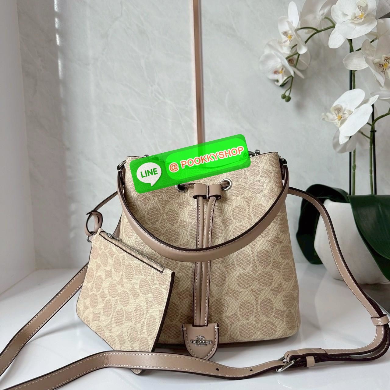 Coach Roan Bucket Bag Signature Canvas CBH07 กระเป๋าทรงบัคเก็ตใบเก๋ ดีไซน์คลาสสิก ลายซิกเนเจอร์สุดฮิต ใส่ได้ทุกโอกาส มาพร้อมสายสะพายปรับได้ ถอดได้ ใช้งานได้ทั้งสะพายไหล่ / crossbody / handheld