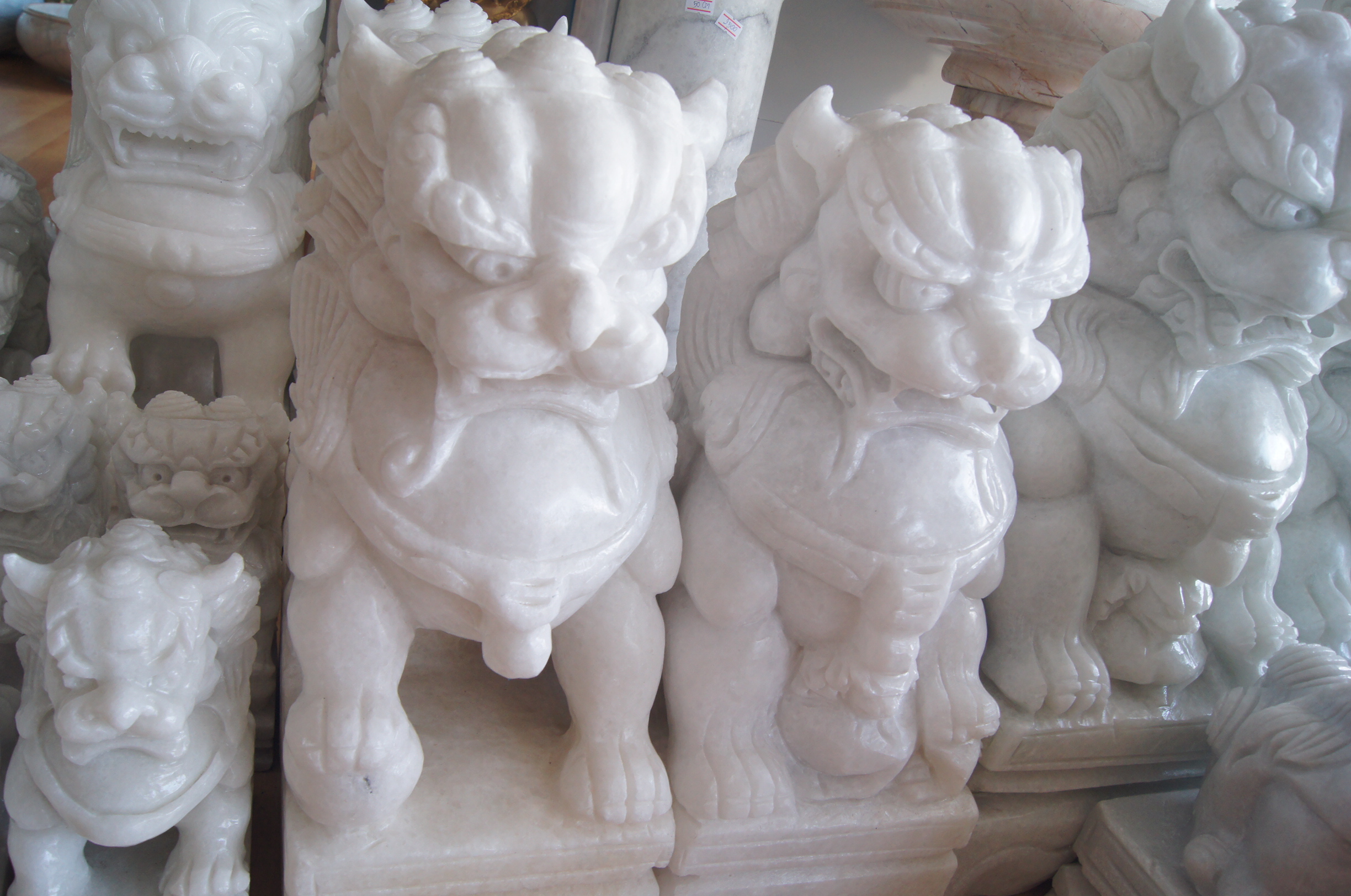 สิงโตปักกิ่งแกะสลักจากหินอ่อน ขนาดสูง 30 เซนติเมตร