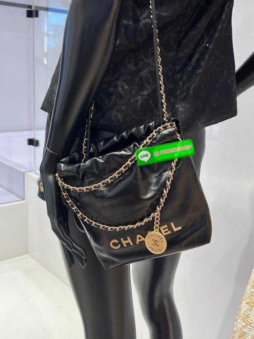 Chanel 22 mini bag 🔆 Details เกินต้านที่สุดกับไอเท็มนี้ ที่สาวๆหรือใครๆก็ต้องมีแล้ว!! มาในไซส์มินิ น่ารักจริงจัง!! แค่เห็นก็หลงรัก กับกระเป๋าสะพาย ดีไซน์เรียบแต่มีความหรูแอบซ่อนอยู่ ด้วยความโดดเด่นจากสายสะพายโซ่สีทอง และเหรียญโลโก้ เพิ่มความแพงไปอ