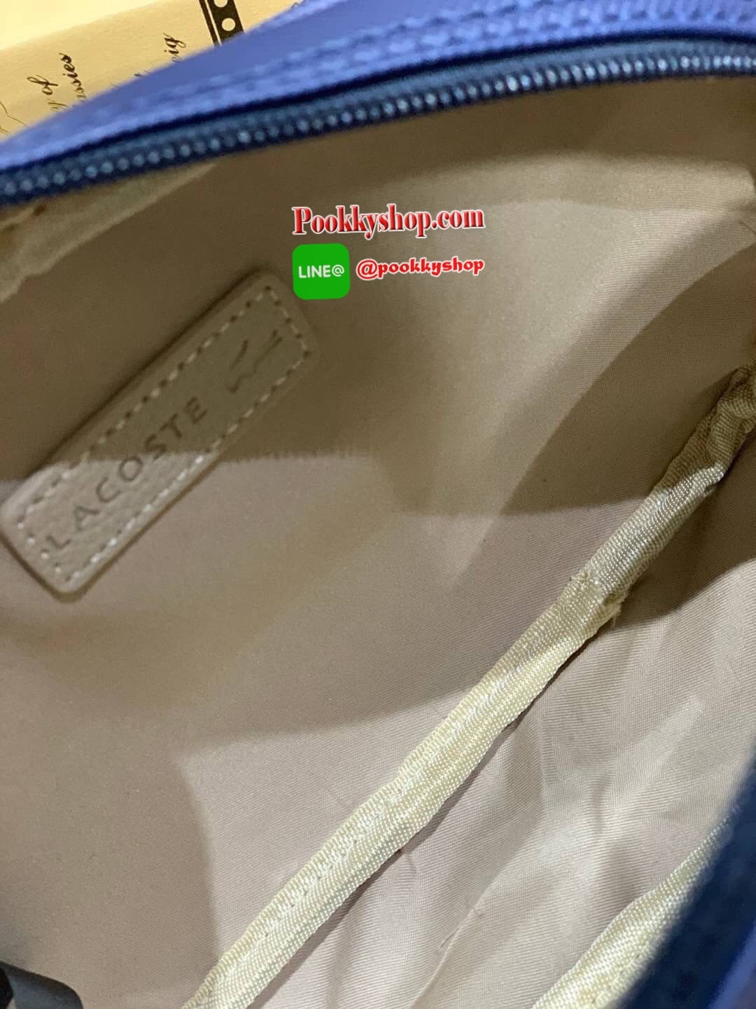 ลาคอส Classic Shoulder Bag Crossbody Bag กระเป๋าสะพายที่สามารถสะพายได้ทั้งสายคู่และสายเดี่ยว รูปทรงกว้างในลักษณะแนวนอน ใส่กระเป๋าสตางค์ยาว มินิไอแพคได้วัสดุpvc100% กันน้ำได้ เปิดปิดด้วยซิปเดียวใช้งานง่าย ด้านหน้ามี1ช่องใช้งานเสียบมือถือหรือของจุกจิกได้