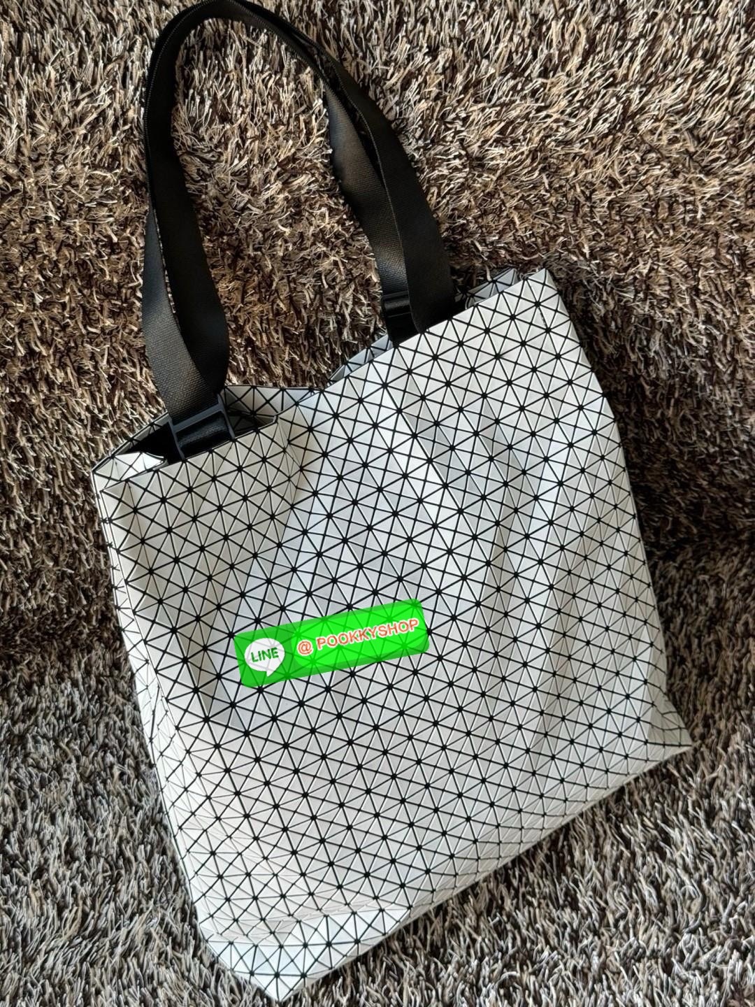 Baobao Issey Miyake Cart S geometric tote bag รูปทรงที่สร้างขึ้นโดยบังเอิญ' เสื้อผ้าที่มีโครงสร้างและได้รับการออกแบบทางวิศวกรรมอันเป็นเอกลักษณ์ของแบรนด์ ส่งต่อไปยังเครื่องประดับที่น่าประทับใจและไร้กาลเวลาเหล่านี้ กระเป๋าโท้ต Cart ประดิษฐ์ขึ้นจากการตั