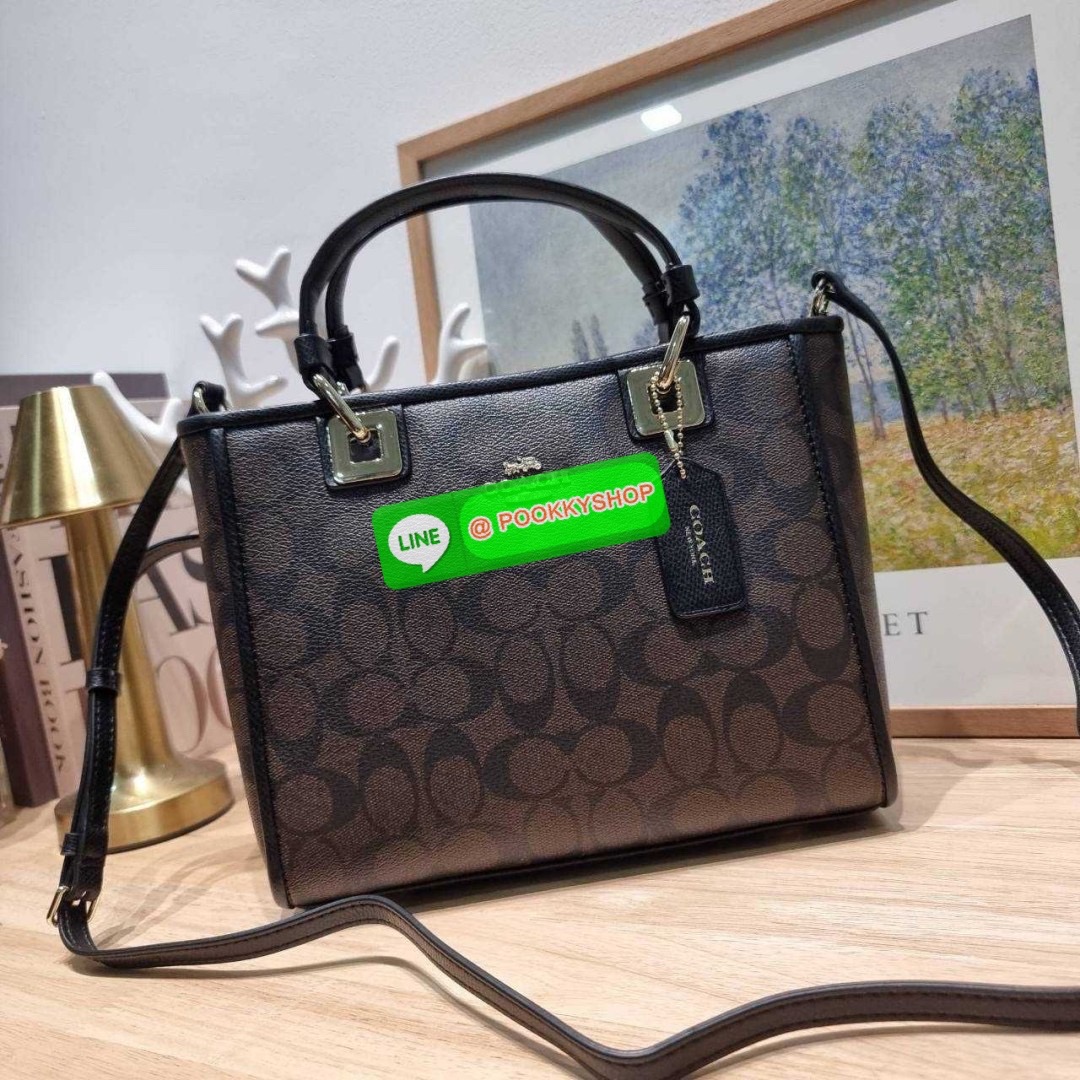 กระเป๋าถือ/สะพายรุ่นยอดนิยม ดีไซน์คงความคลาสสิค แฝงความหรูด้วยอะไหล่สีทอง หูจับในตัวสะดวกใช้งาน ปากกระเป๋ามีซิปปิดกันหล่นแน่นหนา ใต้กระเป๋ายังมีหมุดรองถนอมกระเป๋าอีกด้วย มีสายสะพายข้างให้ ถอดออกได้ ปรับได้ตามต้องการ ภายในโล่งกว้าง มีทั้งช่องซิปและช่องย่อย