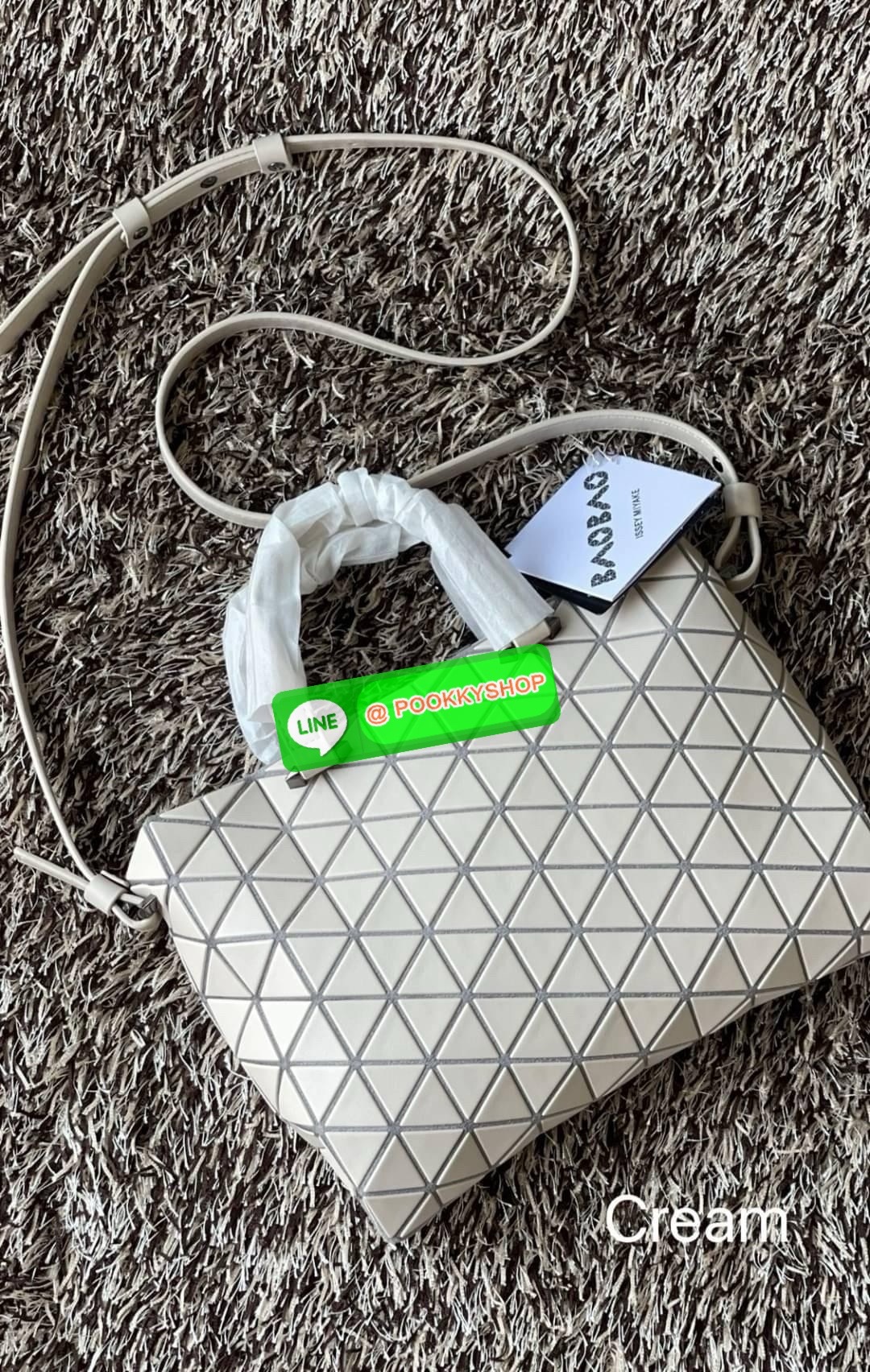 *Small BAO BAO ISSEY MIYAKE TONNEAU เป็น ซีรีย์ที่มีเอกลักษณ์เฉพาะตัว ด้วยแผ่นสามเหลี่ยมที่มีสัญลักษณ์เท่ากันทุกด้าน และยังผสมผสานงานดีไซน์ อันสง่างามเท่ากับฟังก์ชั่น การใช้งานสุดพิเศษ โดยมีจุดเด่นที่ซิปด้านบน สำหรับเปิดปิดและมีสายสะพายไหล่ ที่สามารถถอดออ