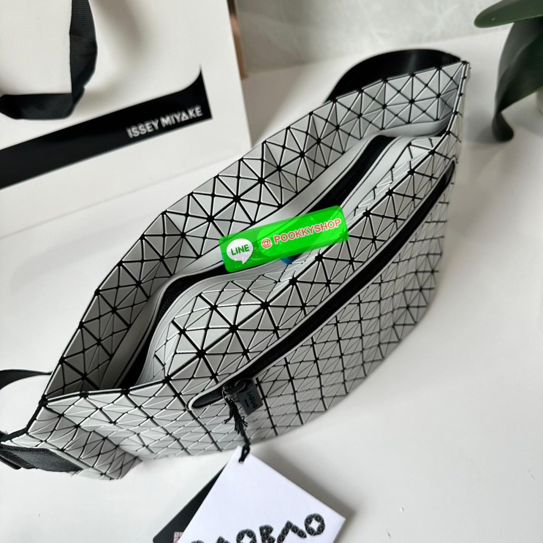 BaoBao Issey Miyake baton belt bag 🔖กระเป๋าคาดเอว/คาดอก เอกลักษณ์โดดเด่นตลอดทั้งใบ สุดเทห์ น้ำหนักเบาพกพาสะดวก 🔖วัสดุ: โพลียูรีเทนผสมหนัง 🔖เปิด-ปิดแบบซิปบน และมีช่องซิปด้านหน้า ภายในมีช่องแยกสัดส่วน 2 ช่อง ซับในผ้าไนลอน 🔖สา