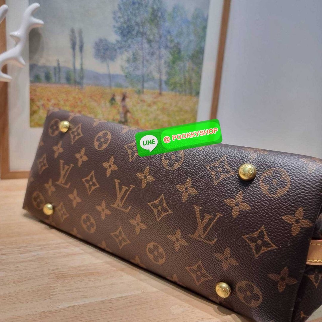 LV CARRYALL BAG 🔆 Details ใหม่ล่าสุด รุ่นลิมิเต็ดที่สาวๆตามหา จากเคาน์เตอร์ dutyfree กระเป๋าสะพายไหล่ทรงสวย ดีไซน์เรียบง่ายคลาสสิค หรู ดูผู้ดี รูปทรงใช้งานง่าย มาพร้อมใบลูก ไว้เก็บของจุกจิก ปากกระเป๋ามีสายหนังผูกกันของหล่นได้และยังมีกระดุมแม่เหล็ก