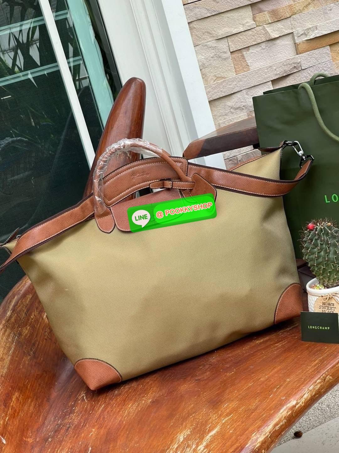 💕 LONGCHAMP BOXFORD TRAVEL BAG L กระเป๋าเดินทางขนาดใหญ่ มาพร้อมสายสะพายที่สามารถถอดได้ ให้คุณเลือกสะพายไหล่หรือถือได้ มีซิปรูดเปิดปิดกระเป๋าที่ให้คุณมั่นใจได้ว่าคุณจัดเก็บไอเท็มของคุณได้อย่างมิดชิด บ็อคฟอร์ด (BOXFORD) สะท้อนความเป็นเอกลักษณ์ของแบร