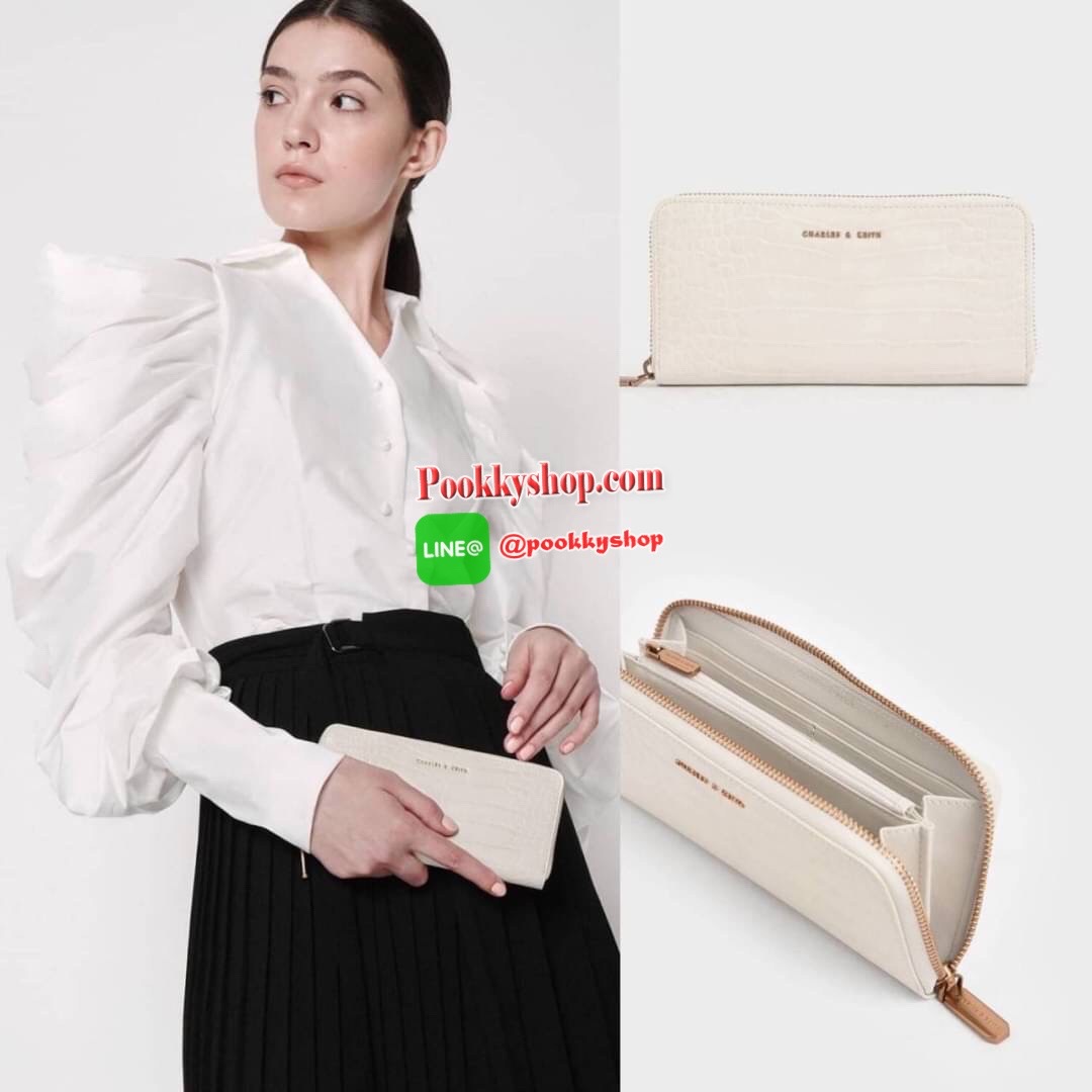 CHARLES & KEITH CROC-EFFECT MINI LONG WALLET กระเป๋าเงินใบยาวซิปรอบ ตัวหนังกระเป๋าพิมพ์ลายจรเข้ (croc) ด้านนหน้าปั๊มแบรนด์ เปิดปิดแบบซิปรอบ ก้านในจุบัตรได้ถึง 12 ใบ มีช่องซิปใส่เหรียญตรงกลาง จุบัตรจุแบงค์ สามารถใส่ iPhone plus ได้ค่า มีใบเดียวใช้ออกไปซื้อ