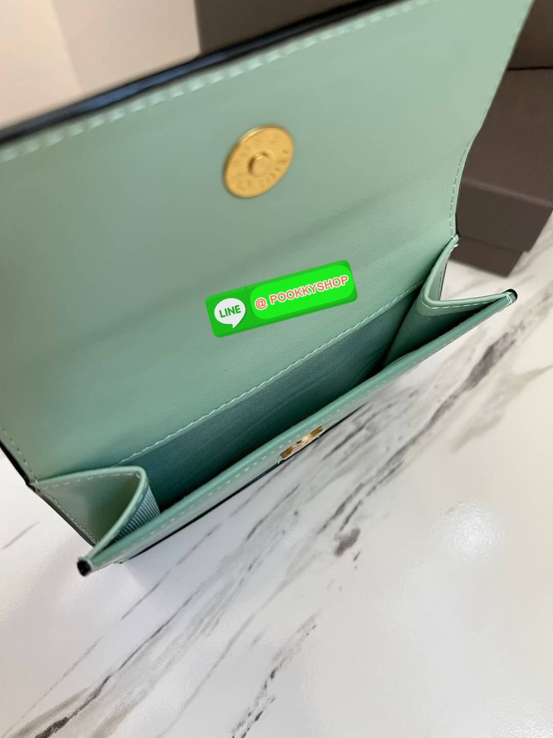 Snap Button Mini Short Wallet กระเป๋าเงินใบกลางหนังเรียบใบสวย จับถนัดมือ เปิดปิดแบบกระดุมแม่เหล็ก เป็นช่องใส่เหรียญ/บัตร และช่องใหญ่ใส่แบงค์เปิดปิดแบบกระดุม มีช่องใส่การ์ด 7 ช่อง และช่องใส่แบงค์ 2 ช่องใหญ่ ใส่แบงค์1000 แบบไม่พับได้เลยค่ะ แนะนำไปใช้กับกระเ