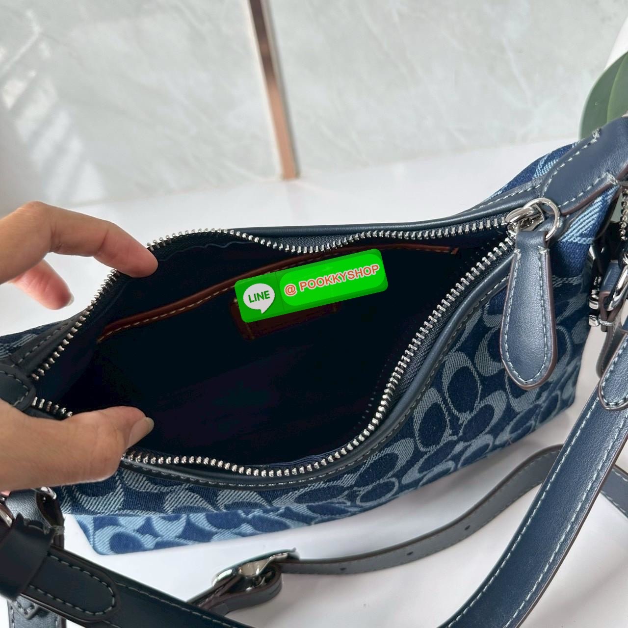 COACH Juliet Small Shoulder Bag 25 in Signature Denim ไอเท็มฮิต! กระเป๋าสะพายทรงฮิต รุ่นใหม่ ดีไซน์สวยคลาสสิก ลาย Signature Denim Blue คาดสายโซ่เงินสุดเก๋ ใส่ของจุกจิกได้พอดี เหมาะทั้งวันสบาย ๆ และออกงาน! วัสดุ: ผ้าแคนวาสลาย Signature Denim / หนังแท้ / อะ