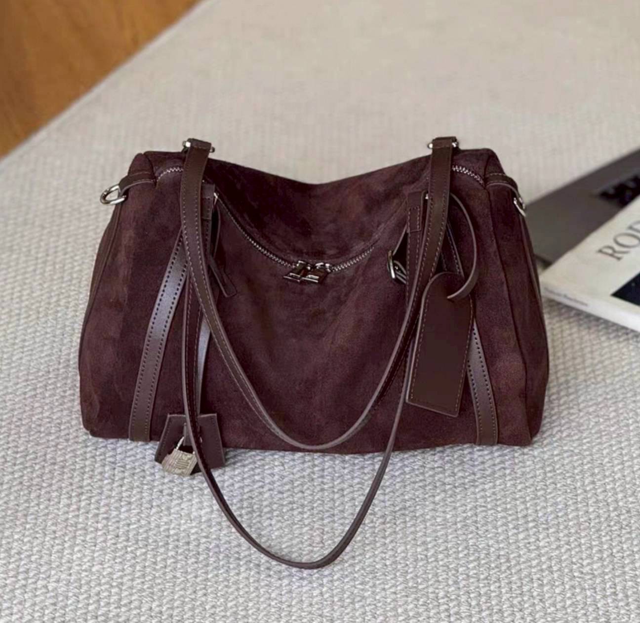 กระเป๋าทรง hobo suede bag ดีไซน์เรียบแต่ดูแพงสุดๆ งานหนังกลับนุ่มมือ ผสมกับสายหนังเรียบเนียนคุณภาพดี ให้ฟีลหรูมีคลาสแบบมินิมอลยุโรป ใบนี้ใช้งานได้จริงทุกวัน ดูดีทั้งถือและสะพาย ทรงนิ่มแต่ไม่ย้วย มีโครงเล็กน้อยช่วยให้ตั้งสวย ช่องซิปหลักเปิดกว้าง หยิบของง่า