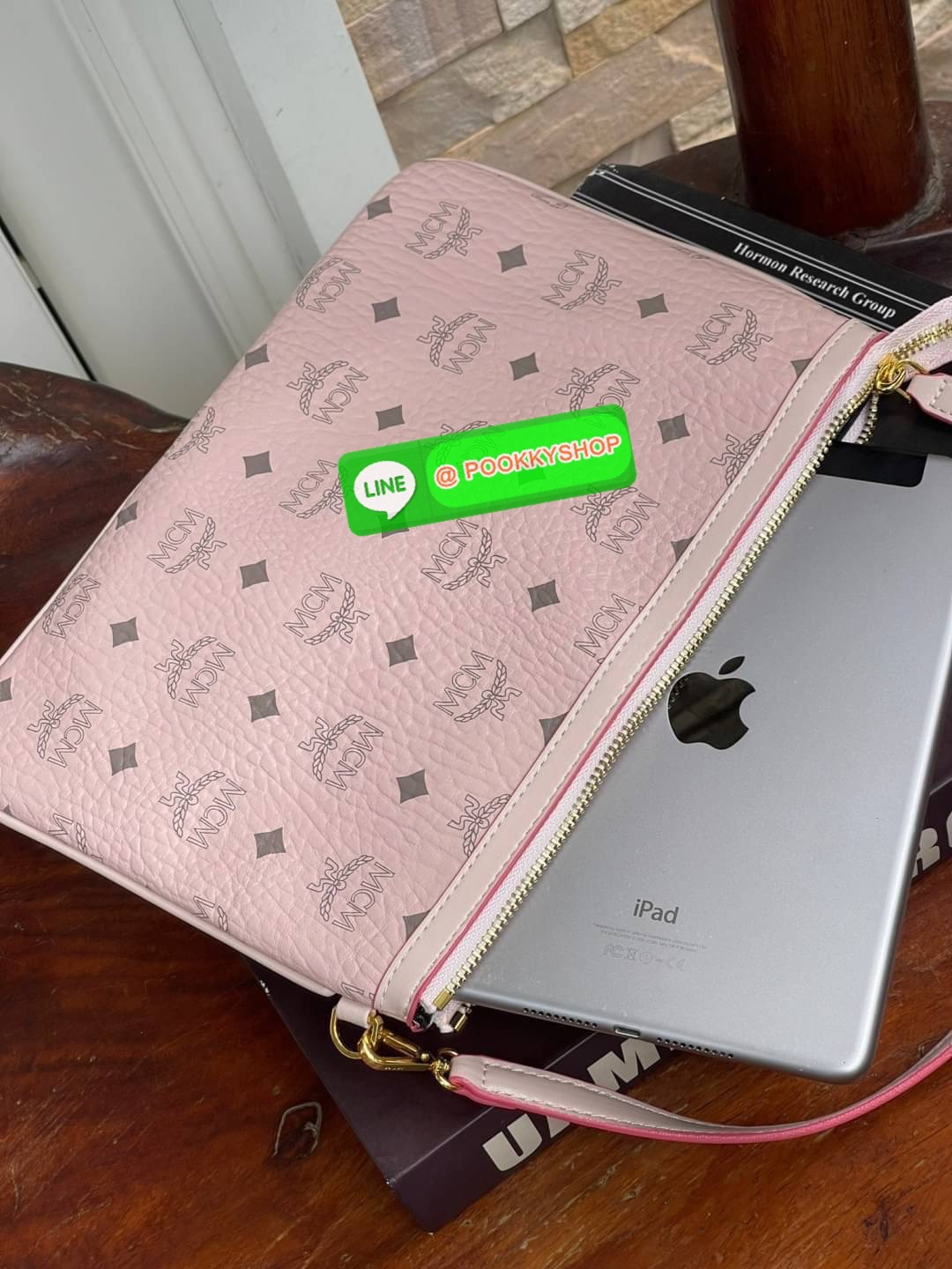 💕Mcm Liz Reversible Shopper in Visetos ขึ้นชื่อว่าเป็นกระเป๋าช็อปเปอร์ แน่นอนว่า จะต้องเหมาะสำหรับสาว ๆ ที่ชอบพกสัมภาระเยอะ ซึ่งรุ่นนี้ไม่ใช่แค่เพียงให้พื้นที่จุของกว้างขวางเท่านั้น แต่ยังออกแบบดีไซน์และรูปทรงให้มีความยืดหยุ่น มีหูรูดด้านข้างที่สา